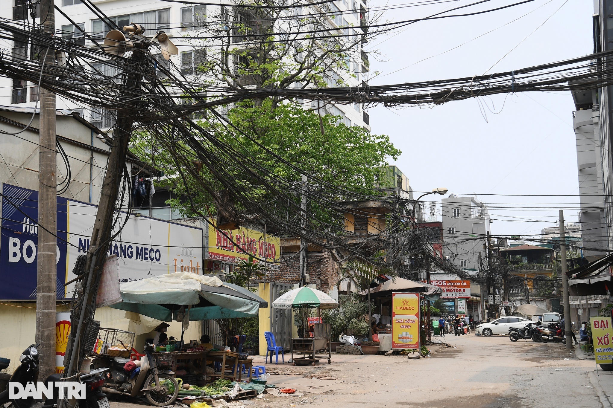Dây điện, cáp viễn thông chăng mạng nhện khắp đường phố Hà Nội - 3