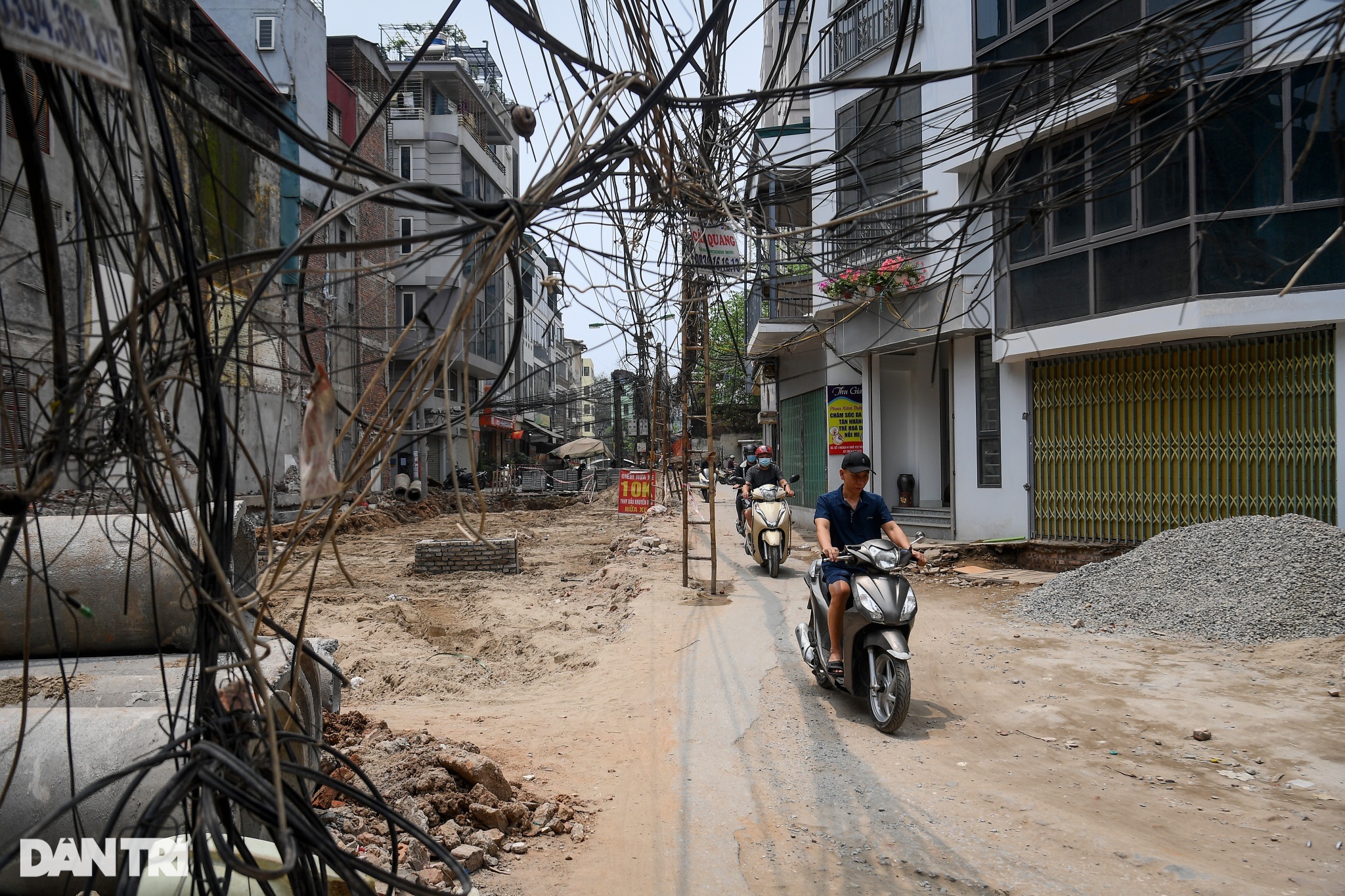 Dây điện, cáp viễn thông chăng mạng nhện khắp đường phố Hà Nội - 7