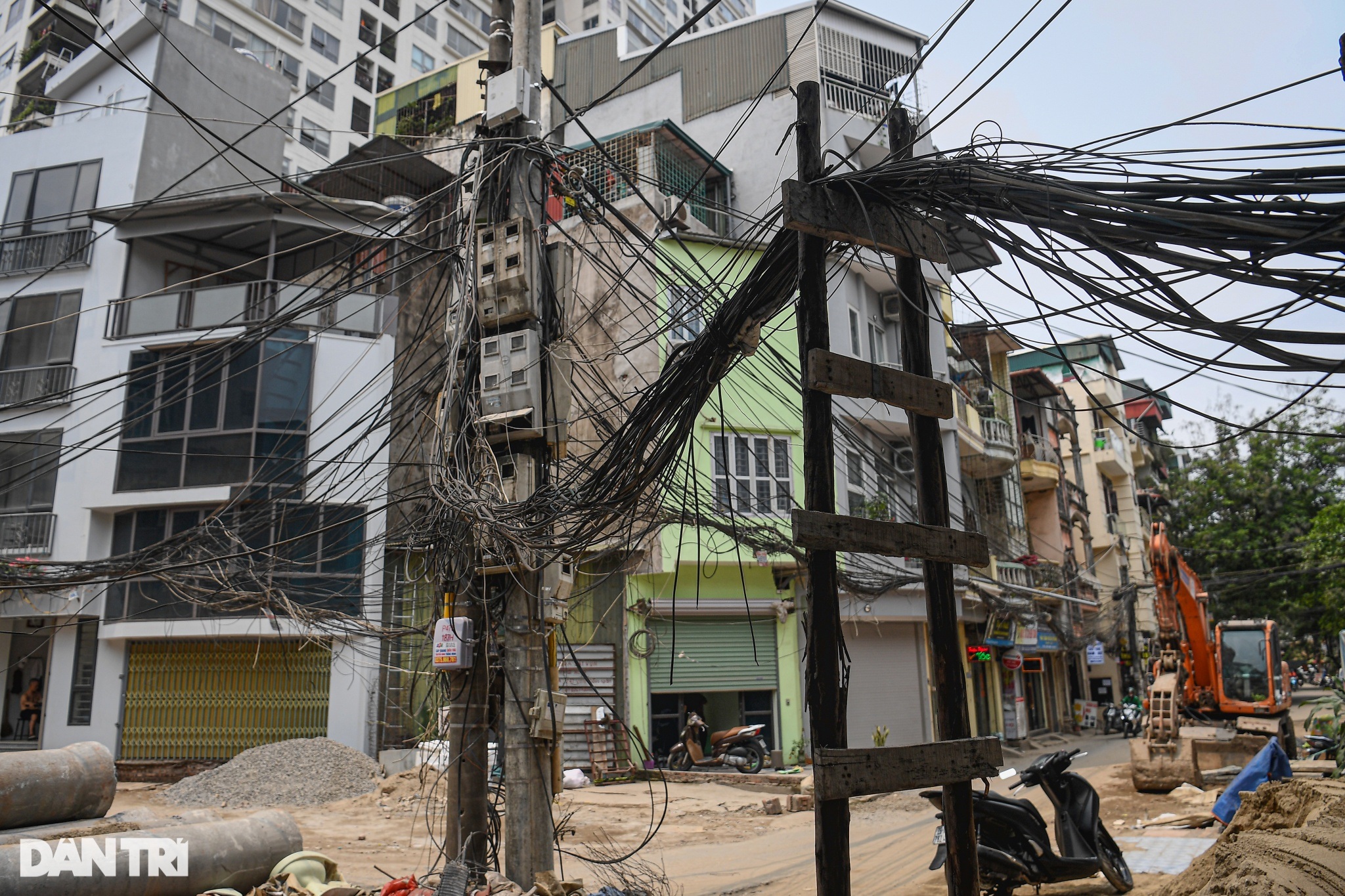 Dây điện, cáp viễn thông chăng mạng nhện khắp đường phố Hà Nội - 6