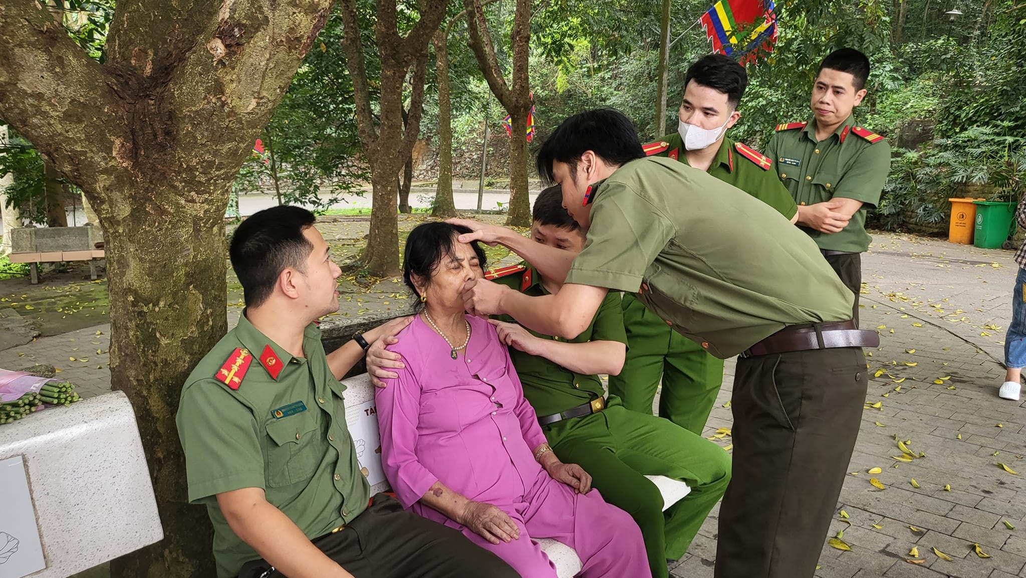 Công an cứu bà cụ 77 tuổi bị ngất xỉu khi đi lễ Đền Hùng - 1