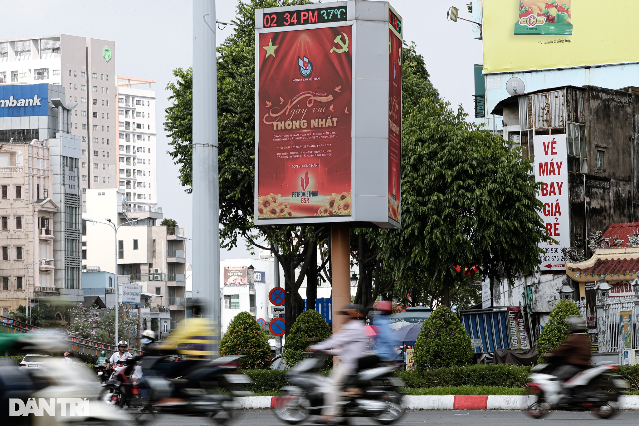Người dân TPHCM gồng mình dưới cái nắng cháy da - 5 Người dân TPHCM gồng mình dưới cái nắng cháy da - 5