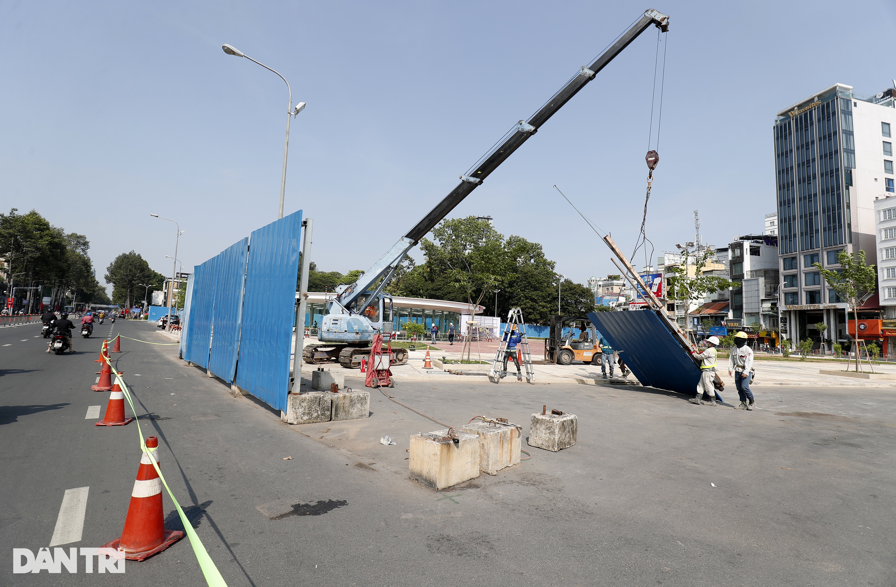 TPHCM dỡ rào chắn Công viên 23/9, giếng trời khổng lồ hình hoa sen lộ diện - 5 TPHCM dỡ rào chắn Công viên 23/9, giếng trời khổng lồ hình hoa sen lộ diện - 5