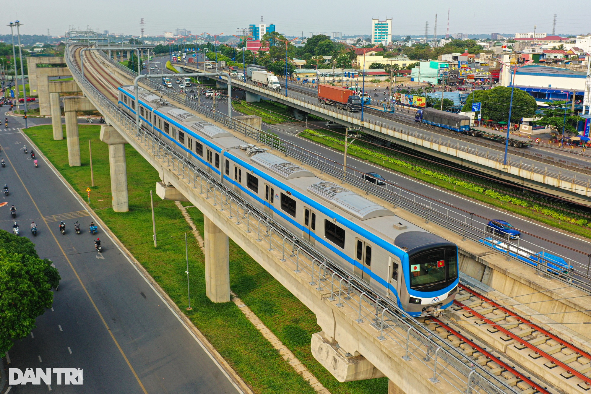 Tàu metro số 1 chạy thử hơn 12km qua nhiều nhà ga trên cao ở TPHCM - 1