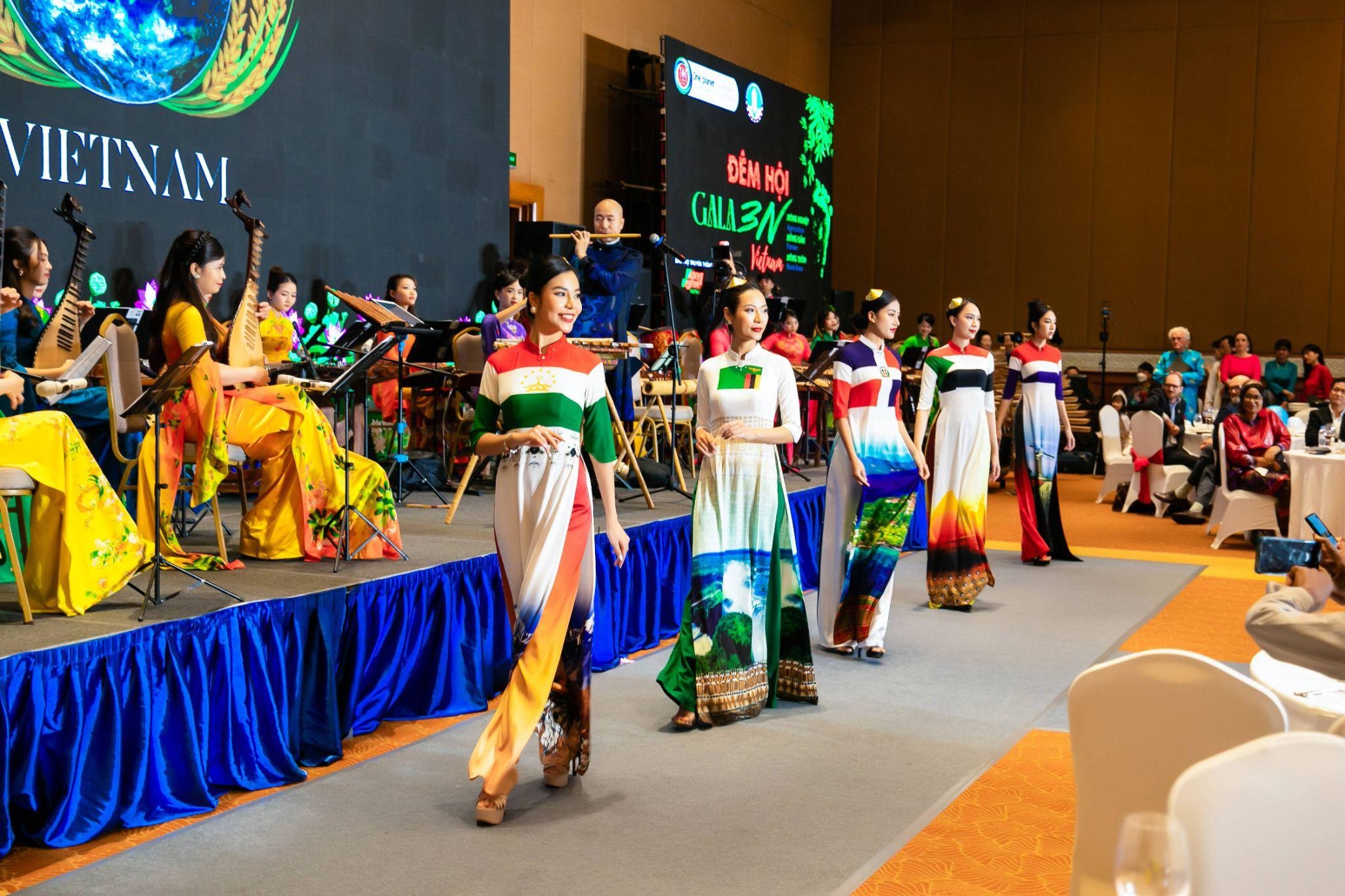 Quảng bá văn hóa Việt qua áo dài chào mừng Hội nghị toàn cầu về lương thực - 5