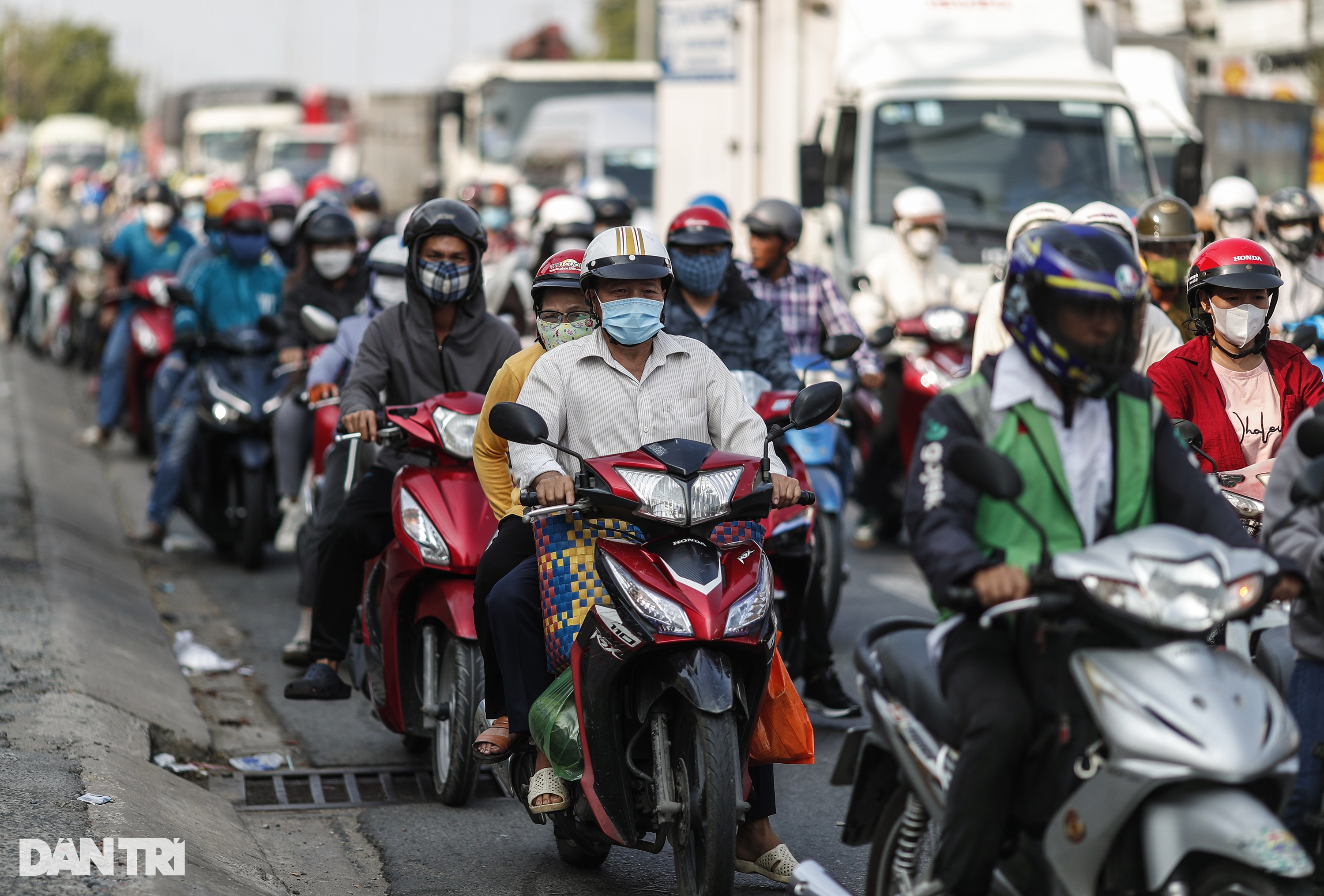 Cửa ngõ phía Tây, phía Đông và sân bay Tân Sơn Nhất kẹt cứng người về quê - 4