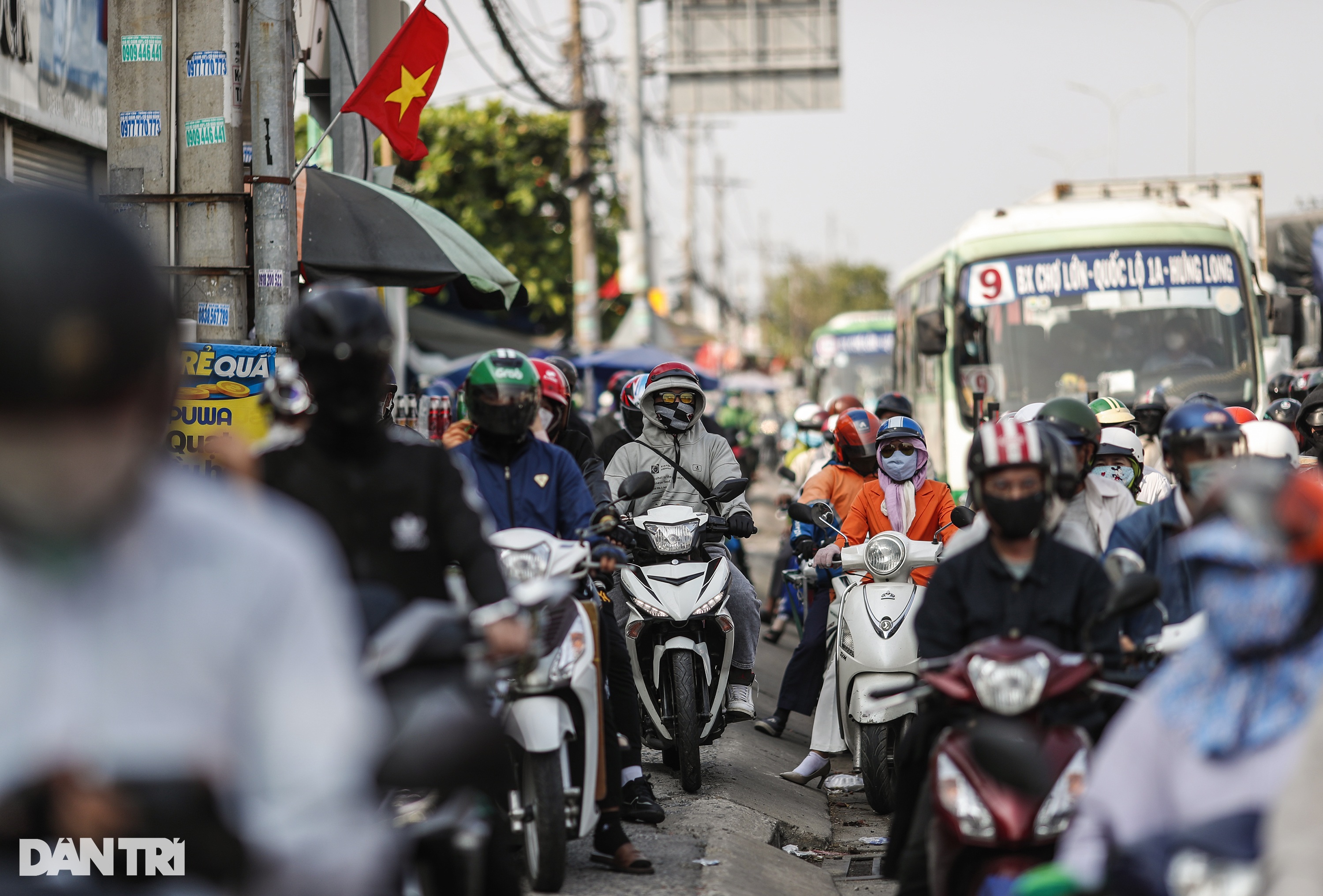 Cửa ngõ phía Tây, phía Đông và sân bay Tân Sơn Nhất kẹt cứng người về quê - 10