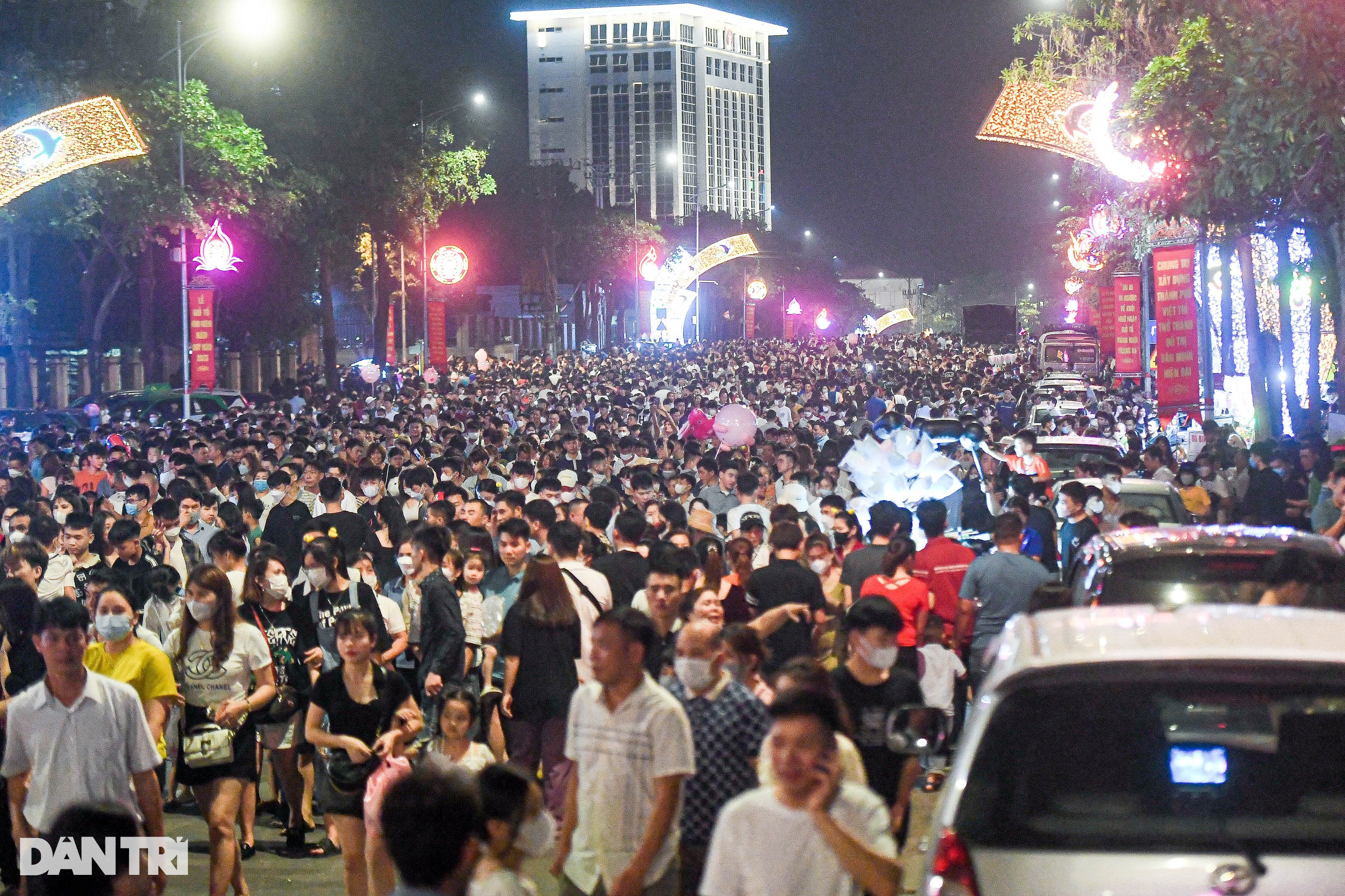 Trải chiếu đợi 4 tiếng, chen giữa biển người xem pháo hoa trước ngày giỗ Tổ - 13 Trải chiếu đợi 4 tiếng, chen giữa biển người xem pháo hoa trước ngày giỗ Tổ - 13