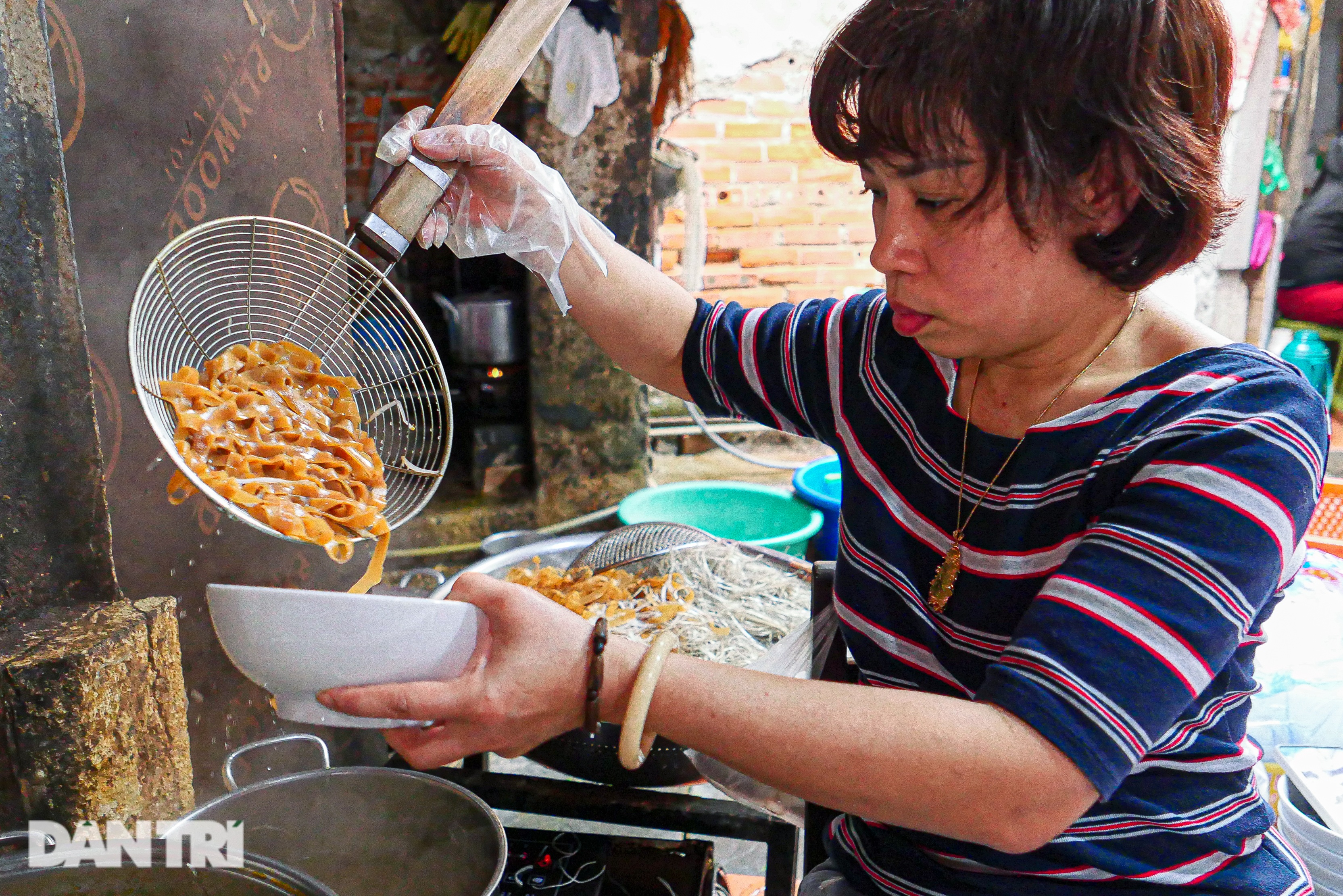 Quán bánh đa chờ, ngày bán hơn 200 bát gần 30 năm tuổi ở Hà Nội - 4