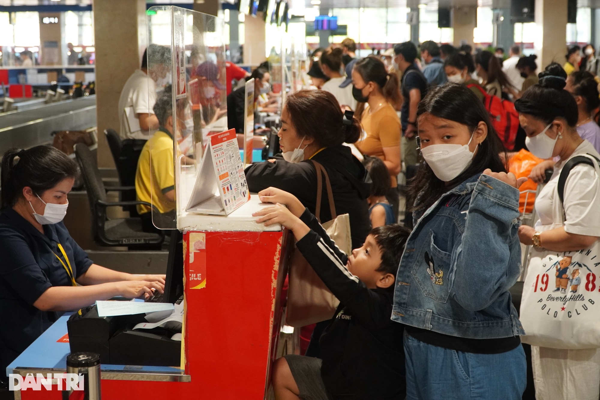 Cửa ngõ phía Tây, phía Đông và sân bay Tân Sơn Nhất kẹt cứng người về quê - 12