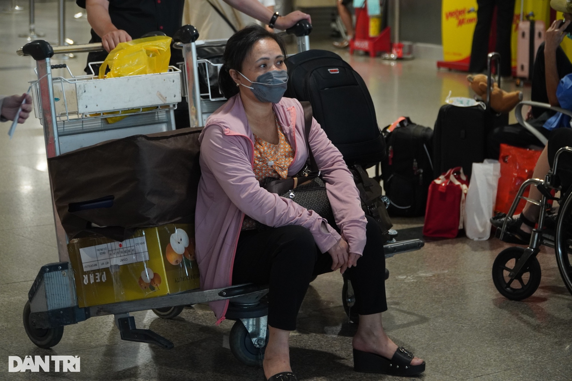 Cửa ngõ phía Tây, phía Đông và sân bay Tân Sơn Nhất kẹt cứng người về quê - 13