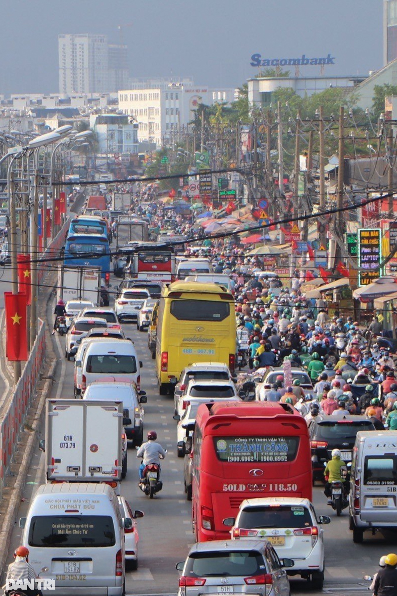 Cửa ngõ phía Tây, phía Đông và sân bay Tân Sơn Nhất kẹt cứng người về quê - 11