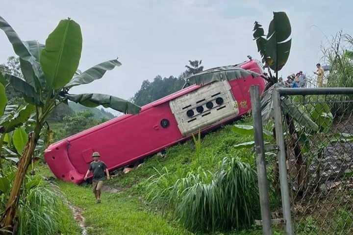 Ba vụ tai nạn xảy ra liên tiếp trên cao tốc Nội Bài - Lào Cai - 2