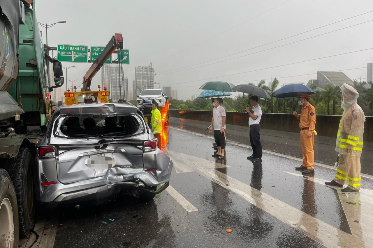 Hà Nội: 5 ô tô đâm liên hoàn ở đường trên cao - 1