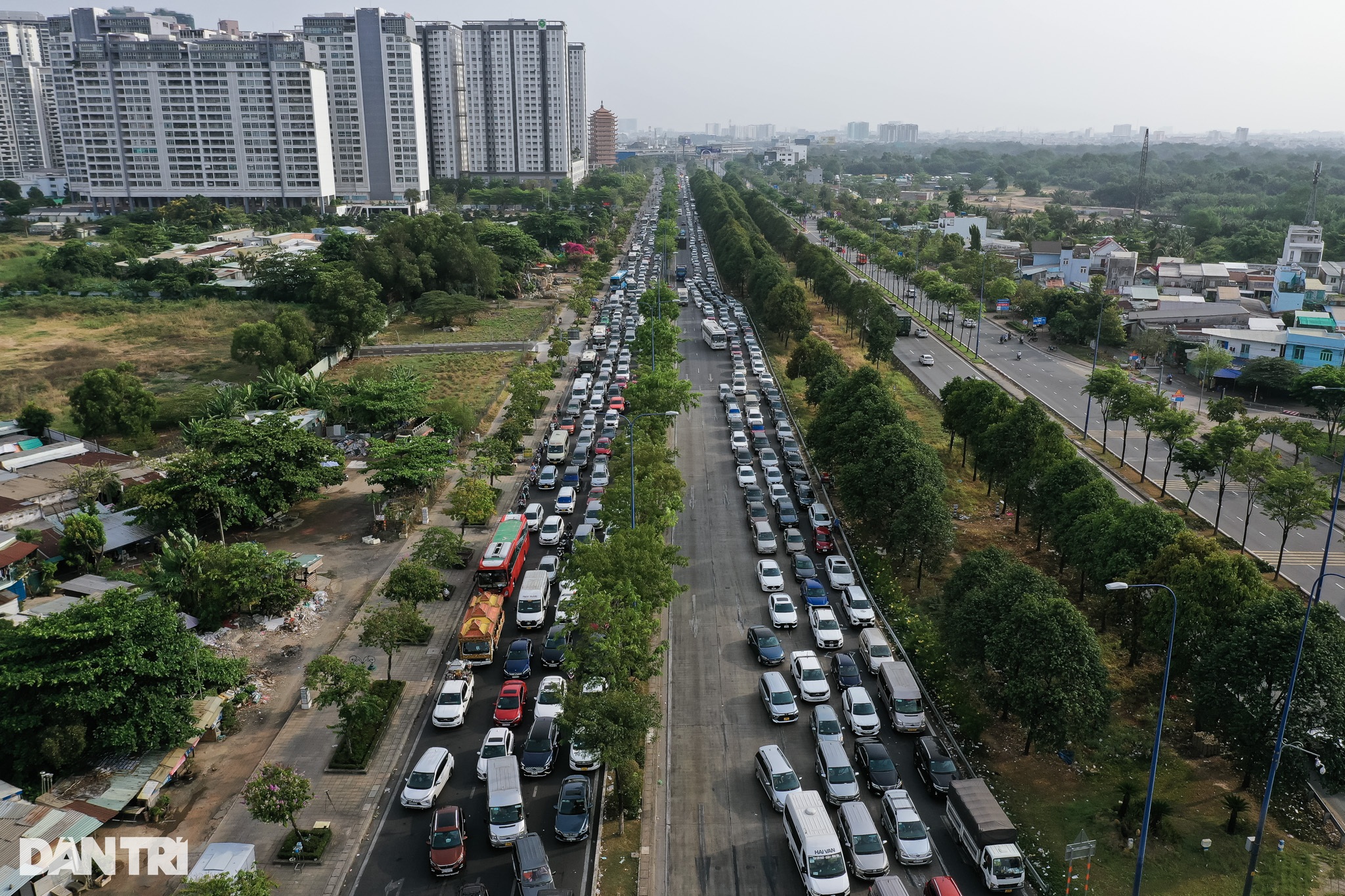 Cửa ngõ phía Đông TPHCM kẹt cứng ngày đầu nghỉ lễ - 1