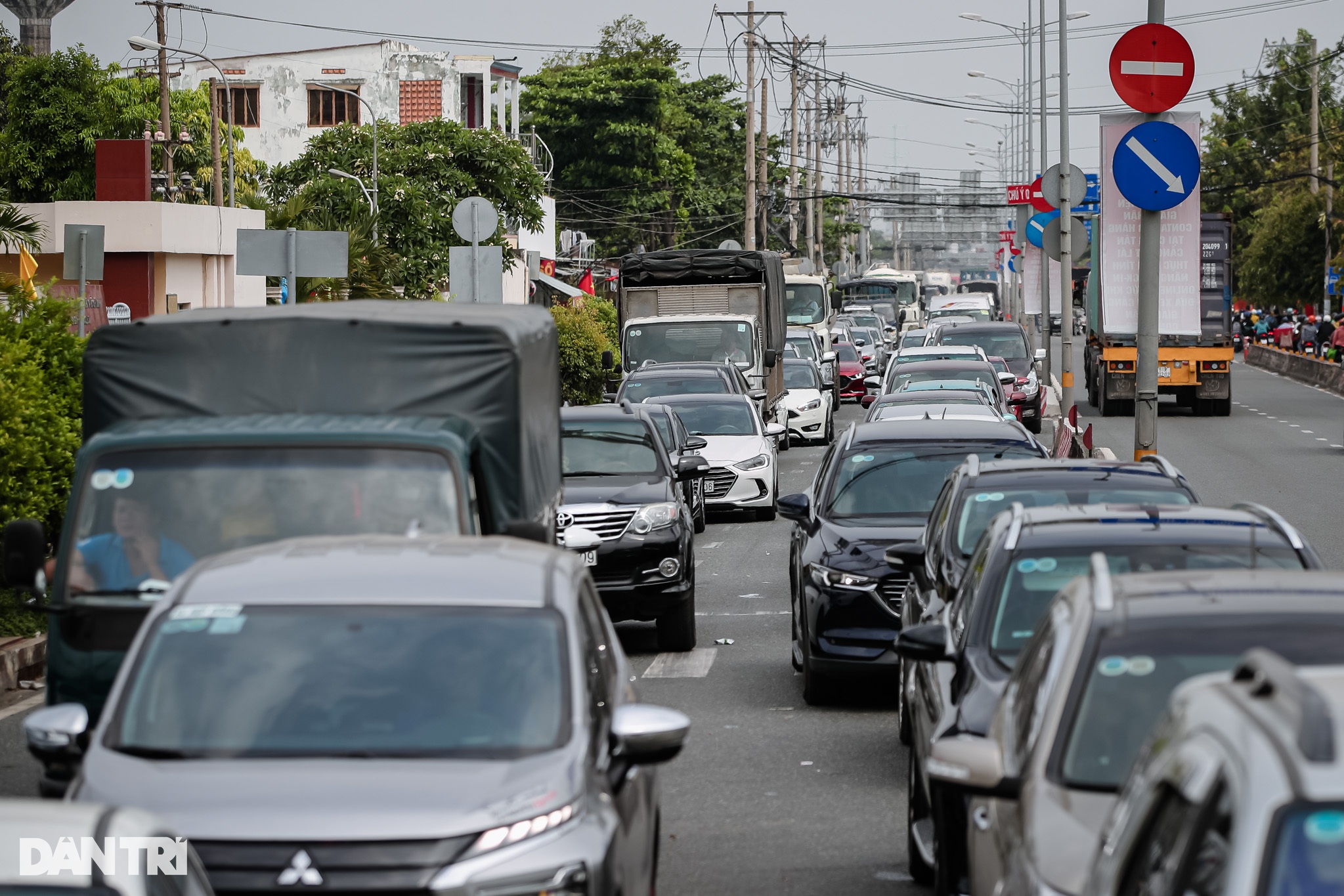 Cửa ngõ phía Đông TPHCM kẹt cứng ngày đầu nghỉ lễ - 7