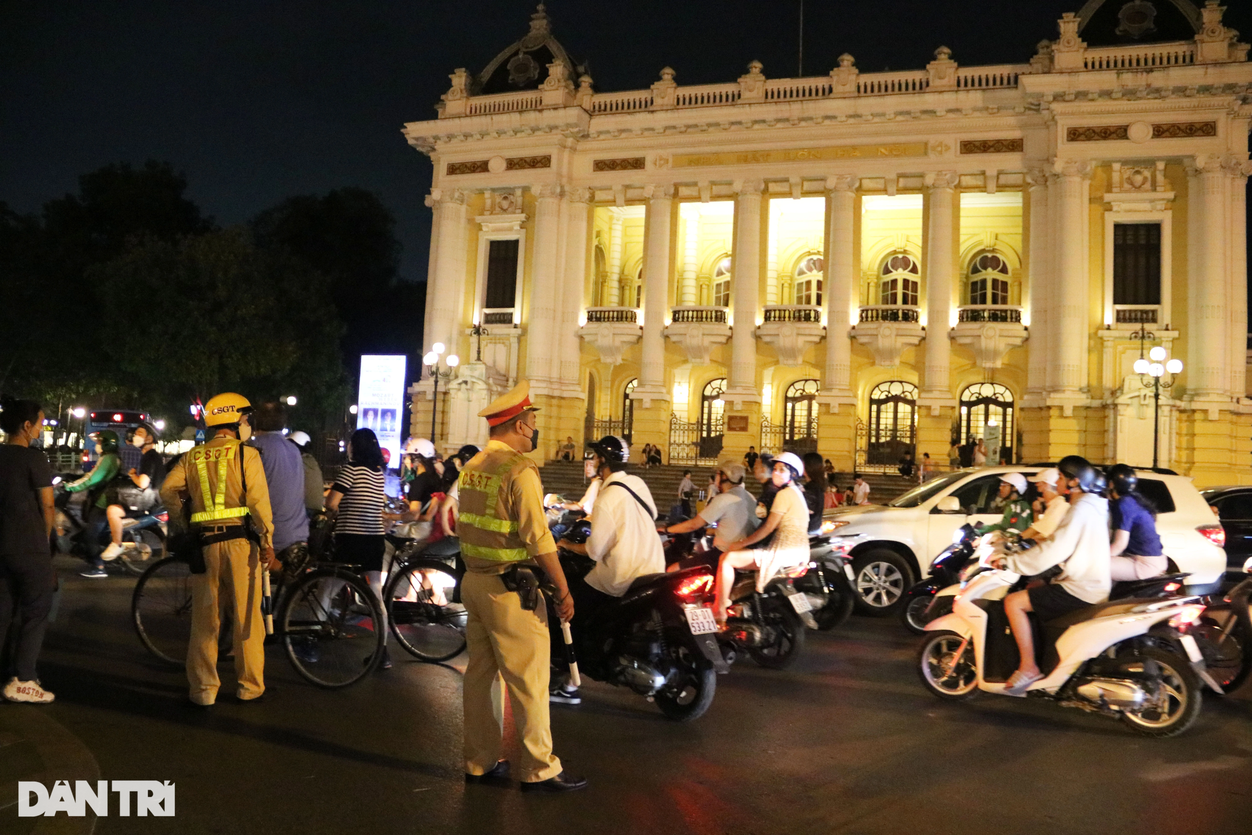Cảnh sát 141 mặc thường phục vây bắt quái xế gần Nhà hát Lớn Hà Nội - 2