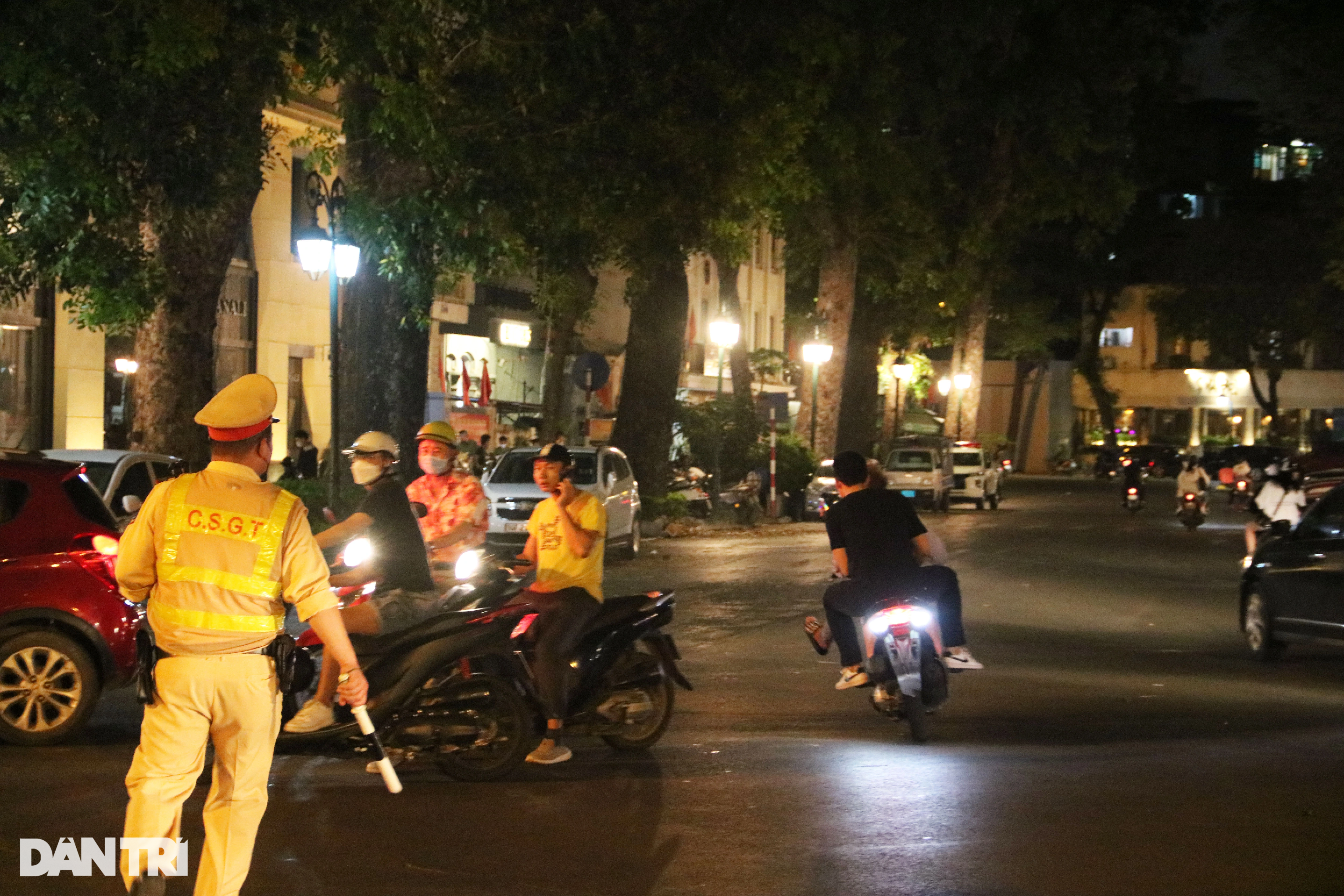 Cảnh sát 141 mặc thường phục vây bắt quái xế gần Nhà hát Lớn Hà Nội - 3