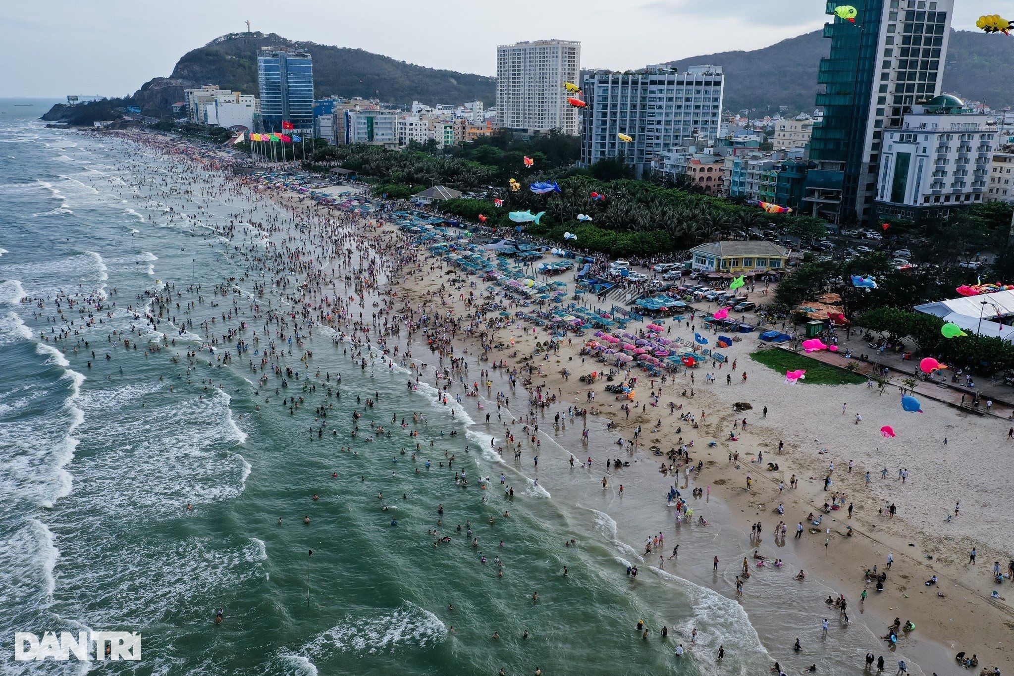 Hàng trăm nghìn người đi chơi biển Vũng Tàu trong hai ngày đầu nghỉ lễ 30/4 - 1