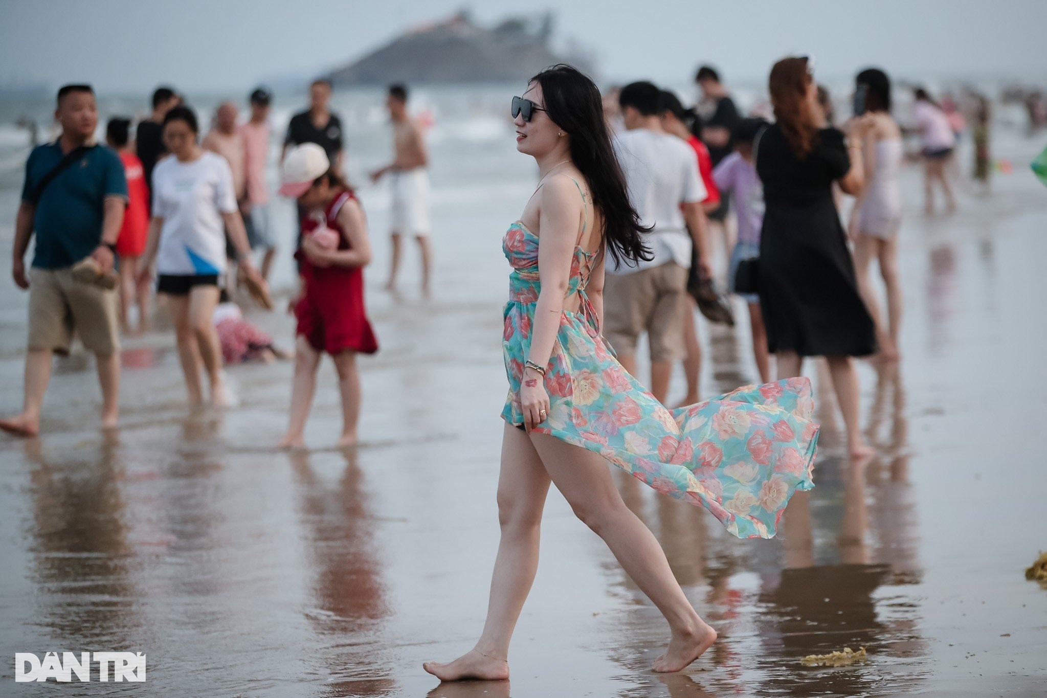 Hàng trăm nghìn người đi chơi biển Vũng Tàu trong hai ngày đầu nghỉ lễ 30/4 - 12