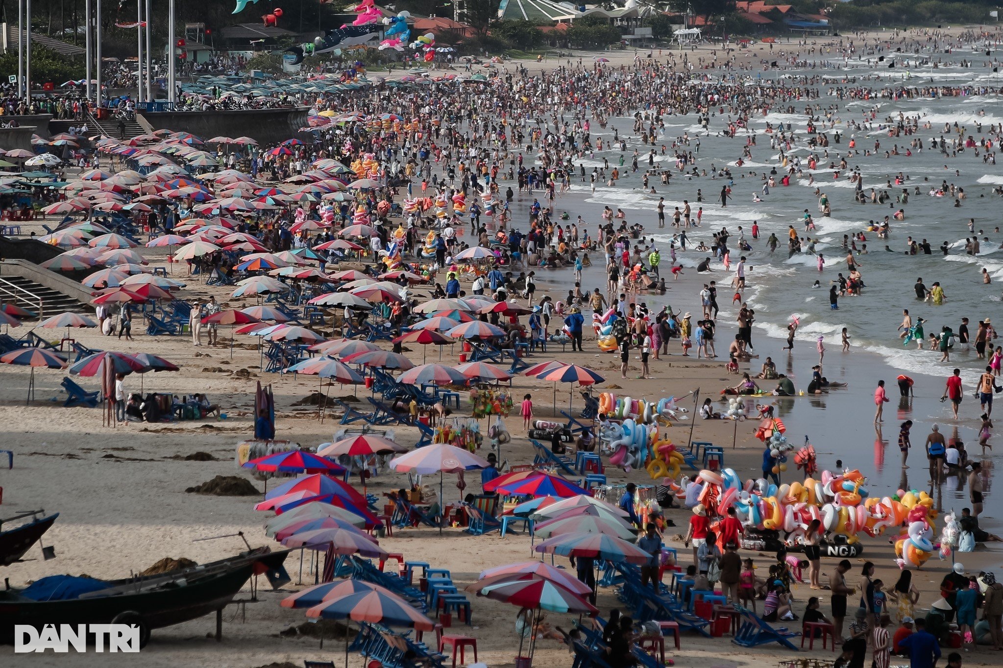 Hàng trăm nghìn người đi chơi biển Vũng Tàu trong hai ngày đầu nghỉ lễ 30/4 - 5