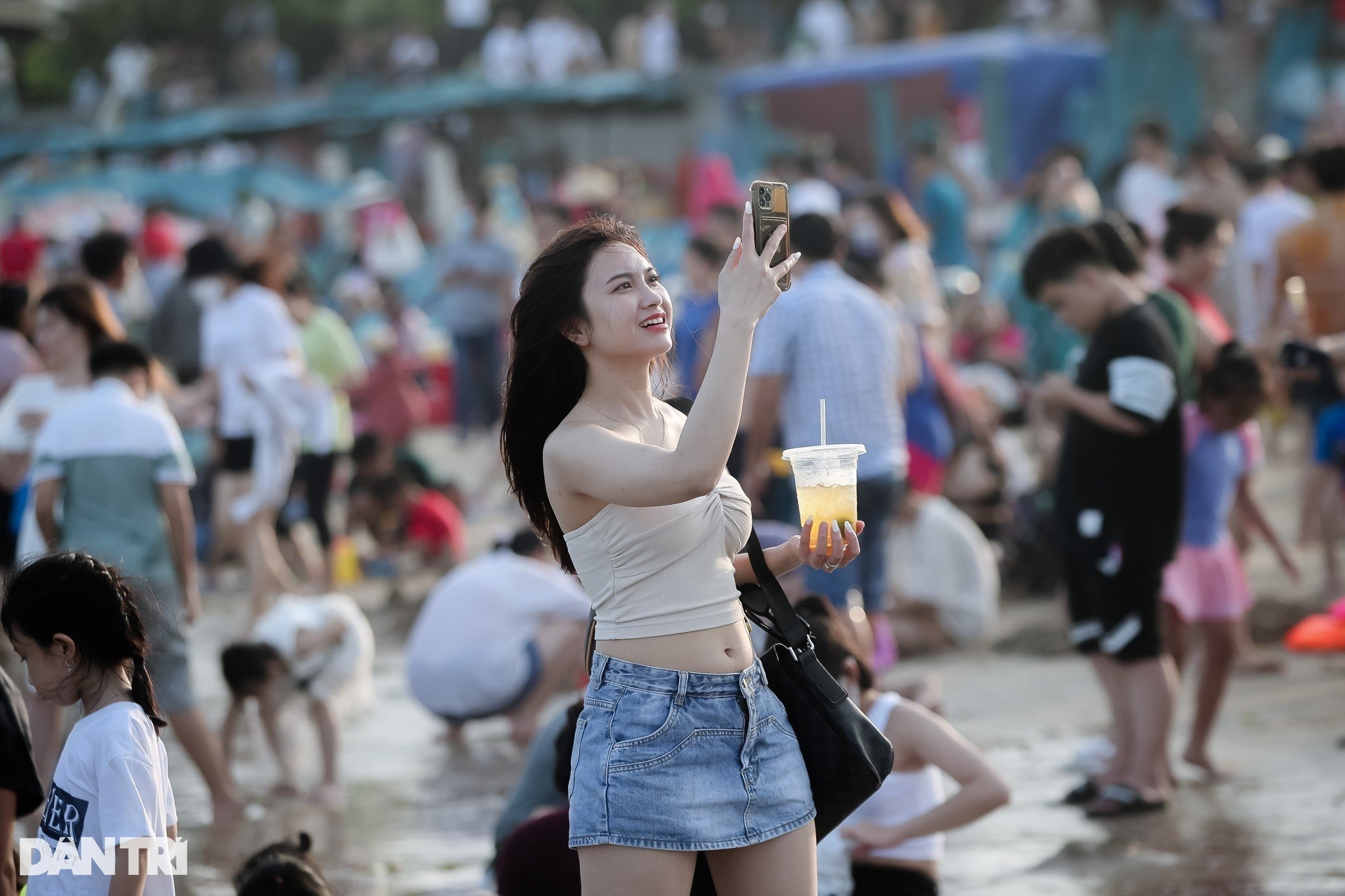 Hàng trăm nghìn người đi chơi biển Vũng Tàu trong hai ngày đầu nghỉ lễ 30/4 - 3