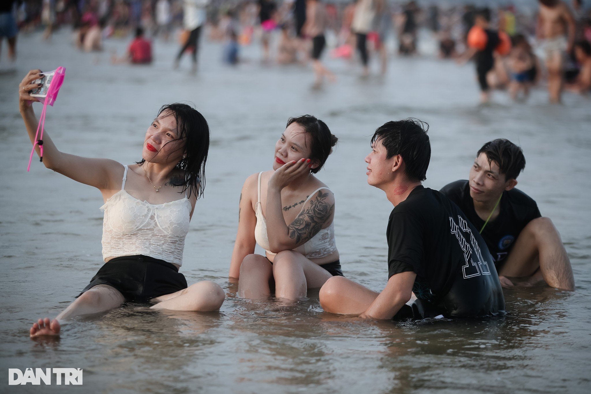 Hàng trăm nghìn người đi chơi biển Vũng Tàu trong hai ngày đầu nghỉ lễ 30/4 - 13