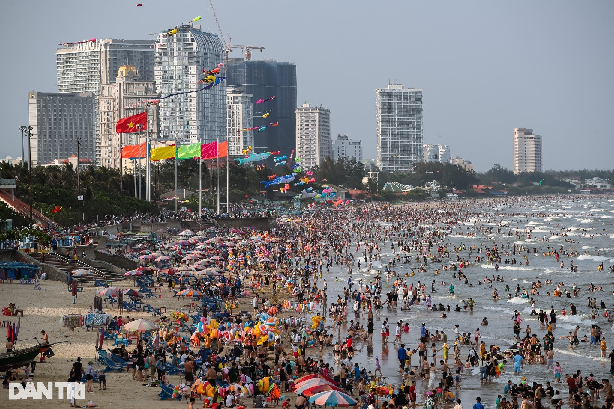 Hàng trăm nghìn người đi chơi biển Vũng Tàu trong hai ngày đầu nghỉ lễ 30/4 - 14