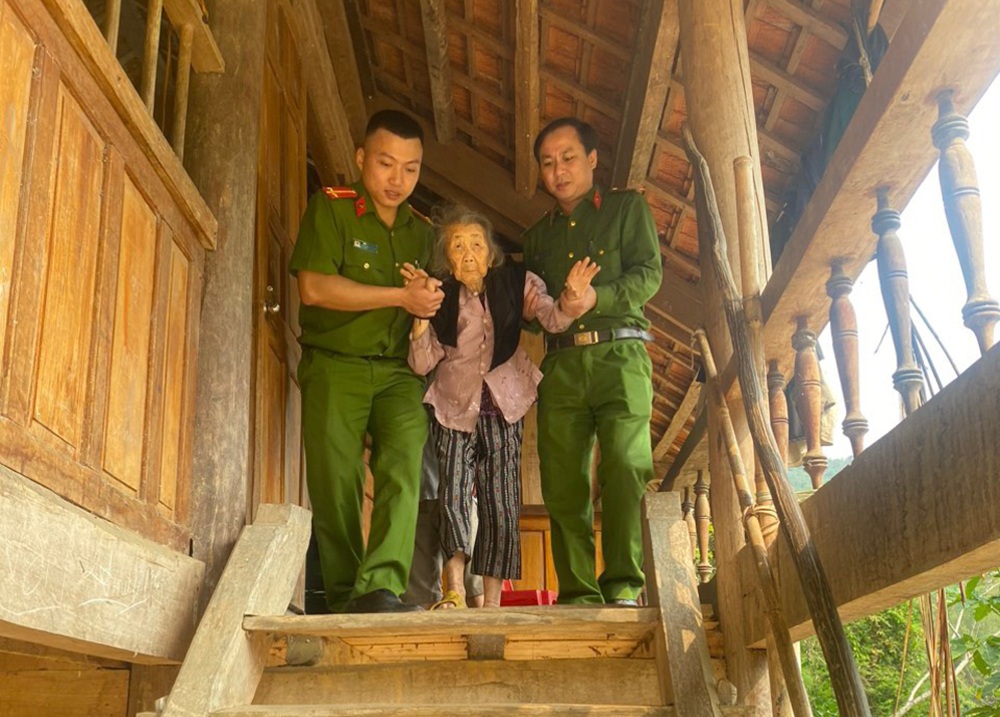 Ngày nghỉ lễ, bà cụ 109 tuổi được công an đến tận nhà làm căn cước công dân - 3