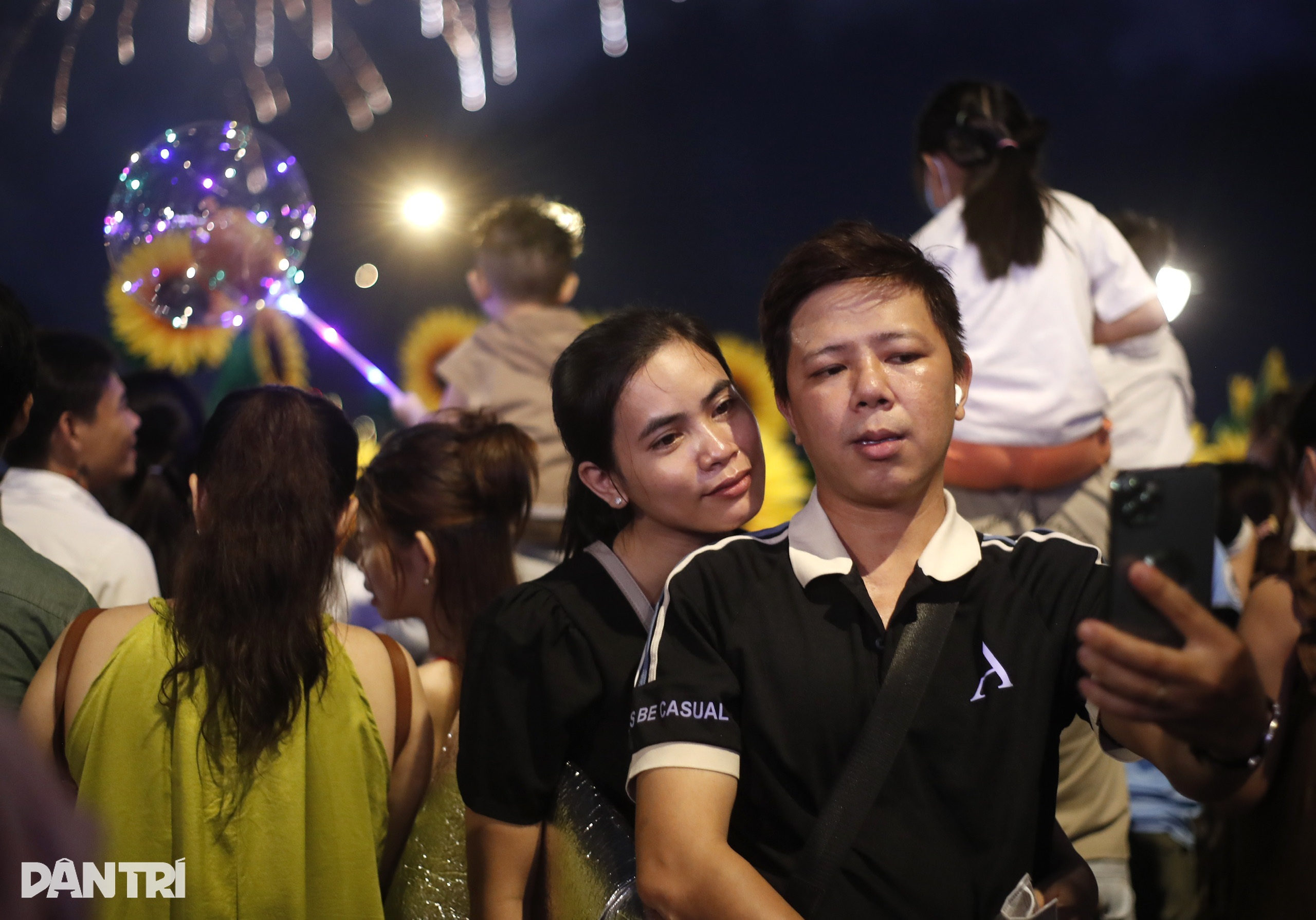 Pháo hoa bay ngợp trời TPHCM mừng 48 năm thống nhất đất nước - 7 Pháo hoa bay ngợp trời TPHCM mừng 48 năm thống nhất đất nước - 7