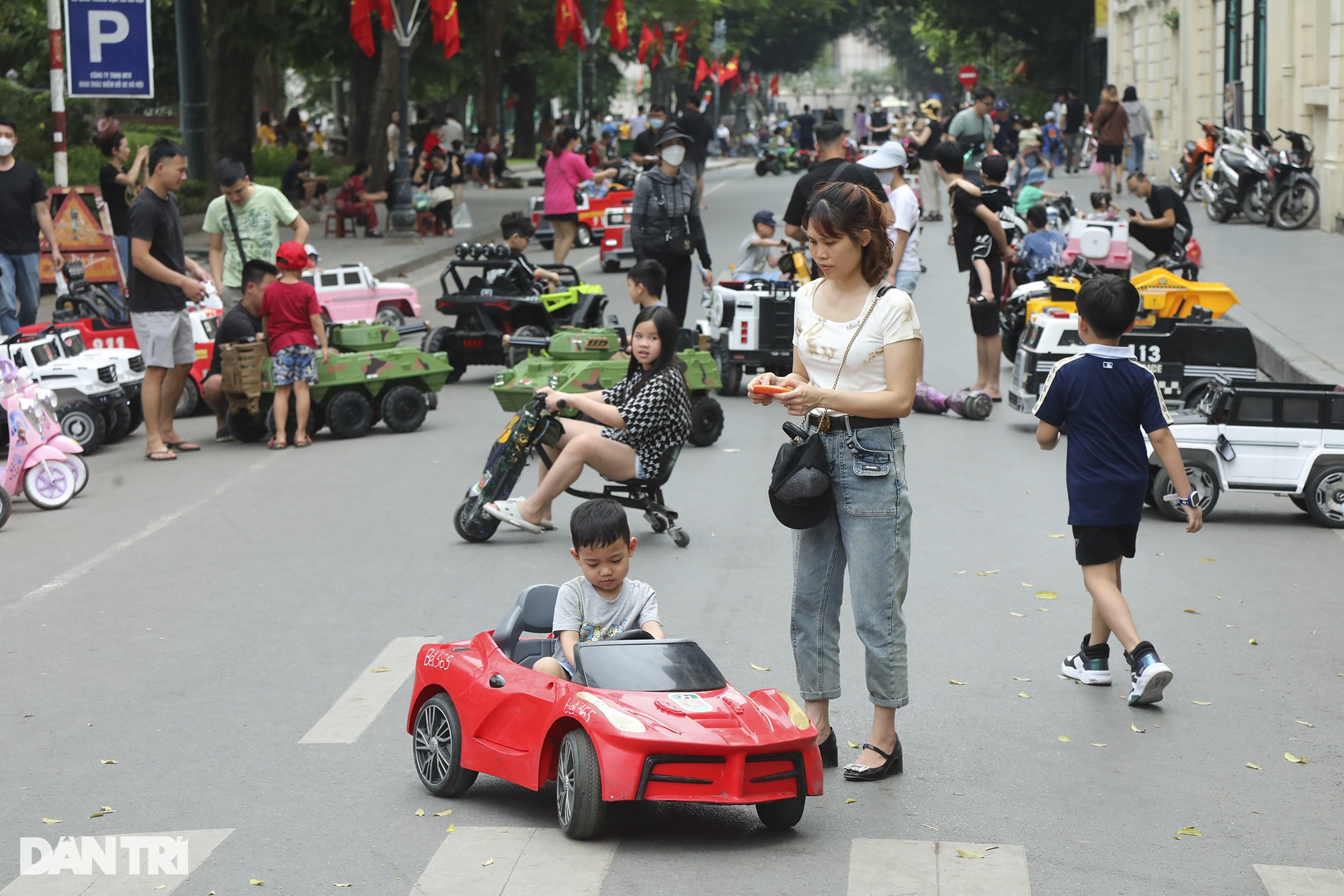 Hà Nội: Nhà tù Hỏa Lò đông nghịt, hàng quán kín chỗ, buýt 2 tầng vỡ trận - 12