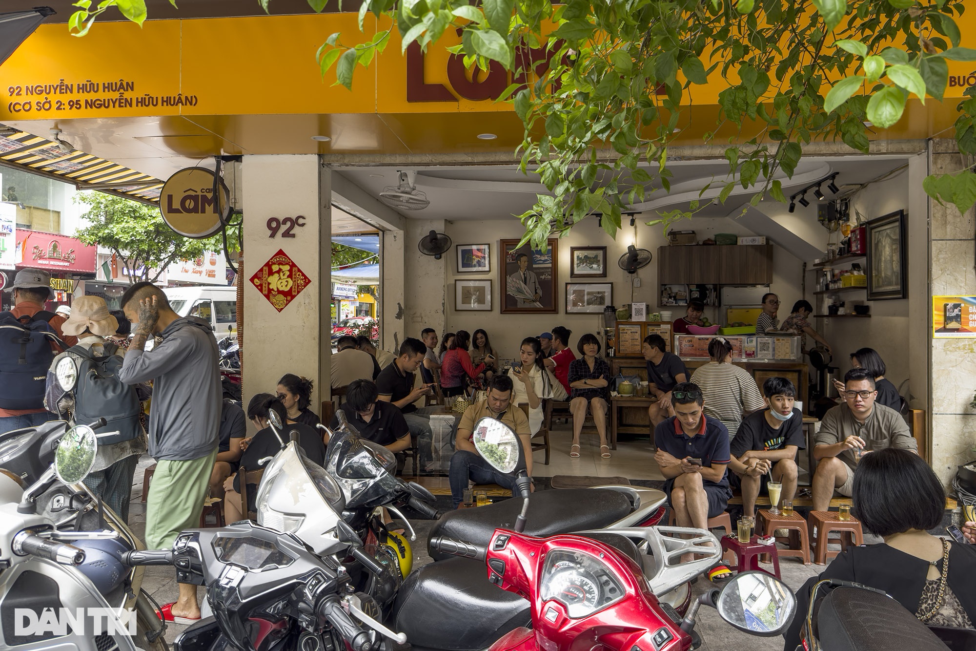 Hà Nội: Nhà tù Hỏa Lò đông nghịt, hàng quán kín chỗ, buýt 2 tầng vỡ trận - 5 Hà Nội: Nhà tù Hỏa Lò đông nghịt, hàng quán kín chỗ, buýt 2 tầng vỡ trận - 5