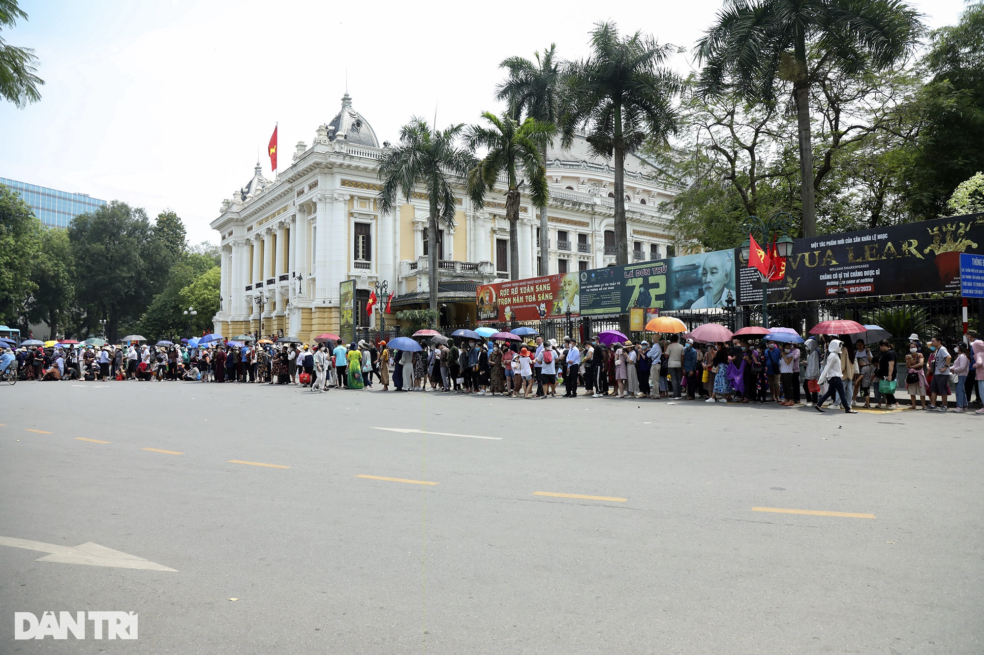 Hà Nội: Nhà tù Hỏa Lò đông nghịt, hàng quán kín chỗ, buýt 2 tầng vỡ trận - 7