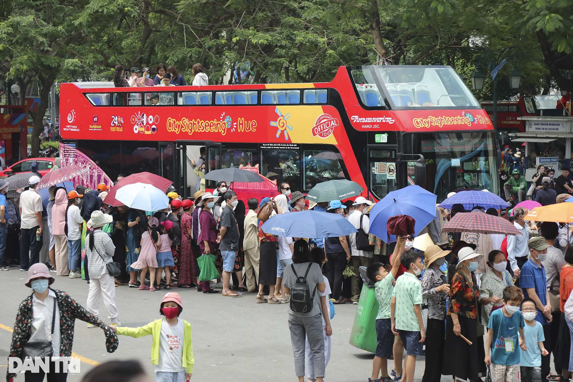 Hà Nội: Nhà tù Hỏa Lò đông nghịt, hàng quán kín chỗ, buýt 2 tầng vỡ trận - 8 Hà Nội: Nhà tù Hỏa Lò đông nghịt, hàng quán kín chỗ, buýt 2 tầng vỡ trận - 8