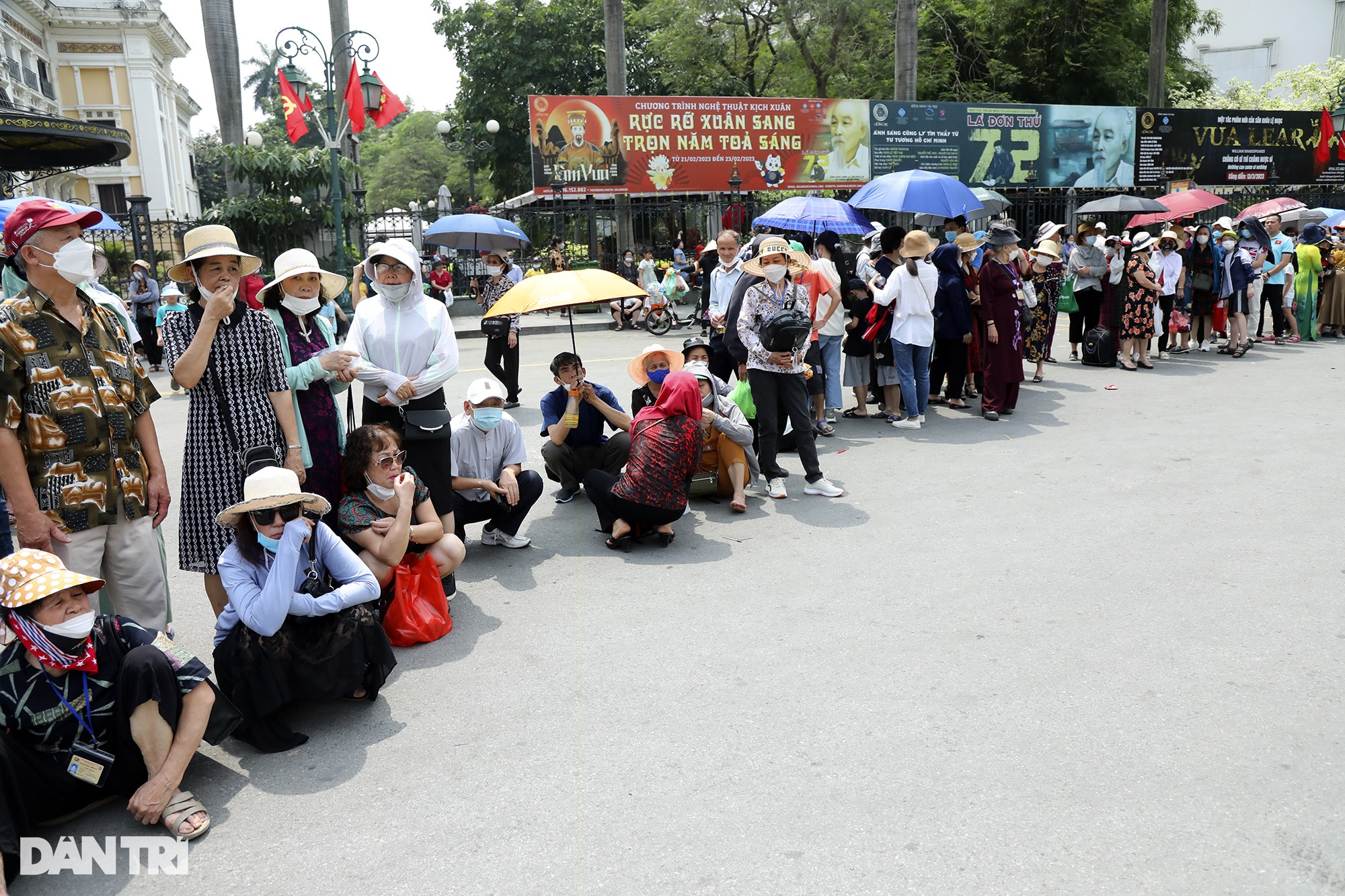 Hà Nội: Nhà tù Hỏa Lò đông nghịt, hàng quán kín chỗ, buýt 2 tầng vỡ trận - 9