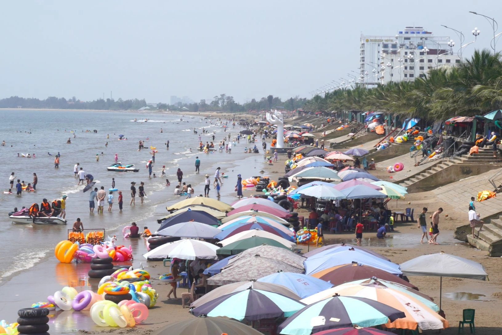 Không người gác, du khách tự do leo chòi canh hình bàn tay ở bãi biển - 1