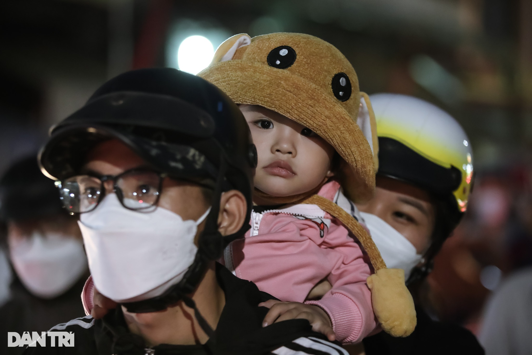 Người lớn, trẻ em vạ vật trong đêm trở lại TPHCM sau kỳ nghỉ lễ - 12 Người lớn, trẻ em vạ vật trong đêm trở lại TPHCM sau kỳ nghỉ lễ - 12