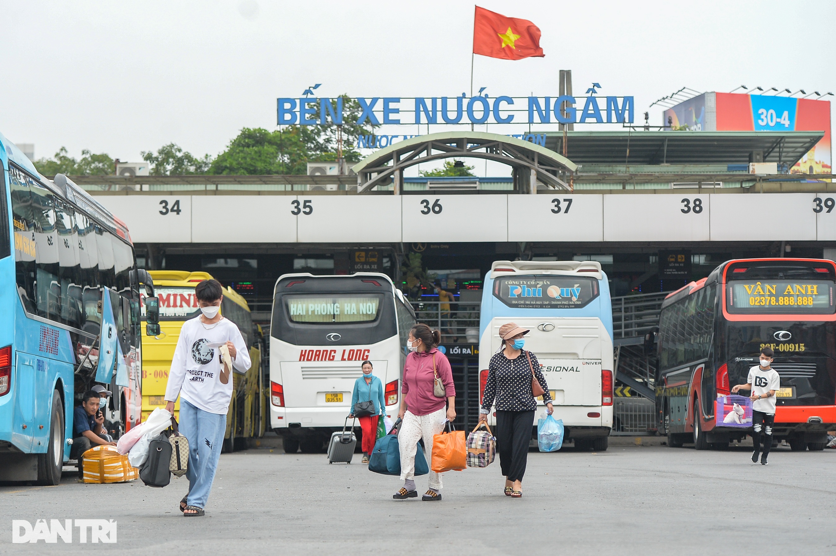 Người dân tay xách nách mang trở lại Hà Nội sau kỳ nghỉ lễ 30/4 - 1 Người dân tay xách nách mang trở lại Hà Nội sau kỳ nghỉ lễ 30/4 - 1