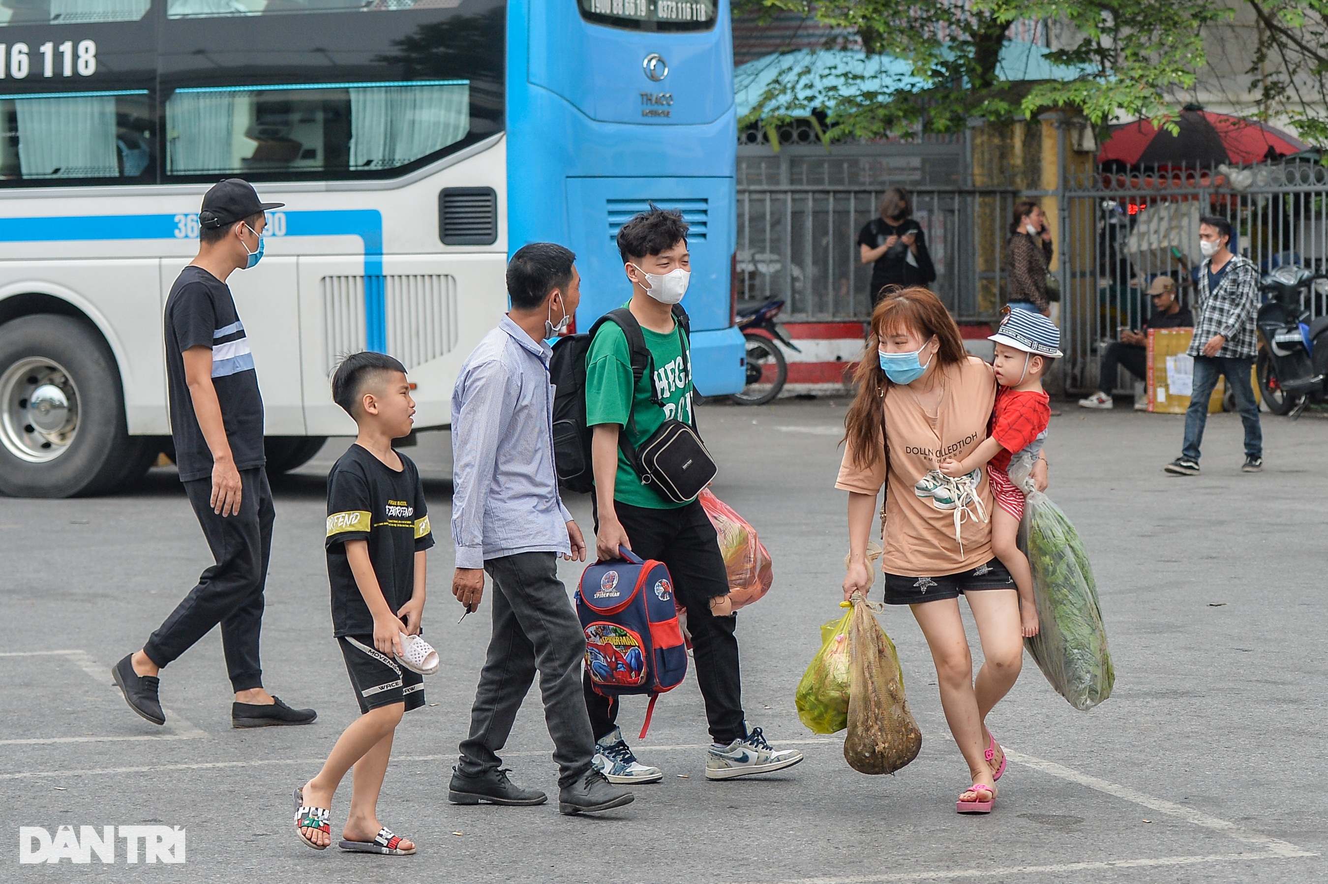 Người dân tay xách nách mang trở lại Hà Nội sau kỳ nghỉ lễ 30/4 - 10 Người dân tay xách nách mang trở lại Hà Nội sau kỳ nghỉ lễ 30/4 - 10