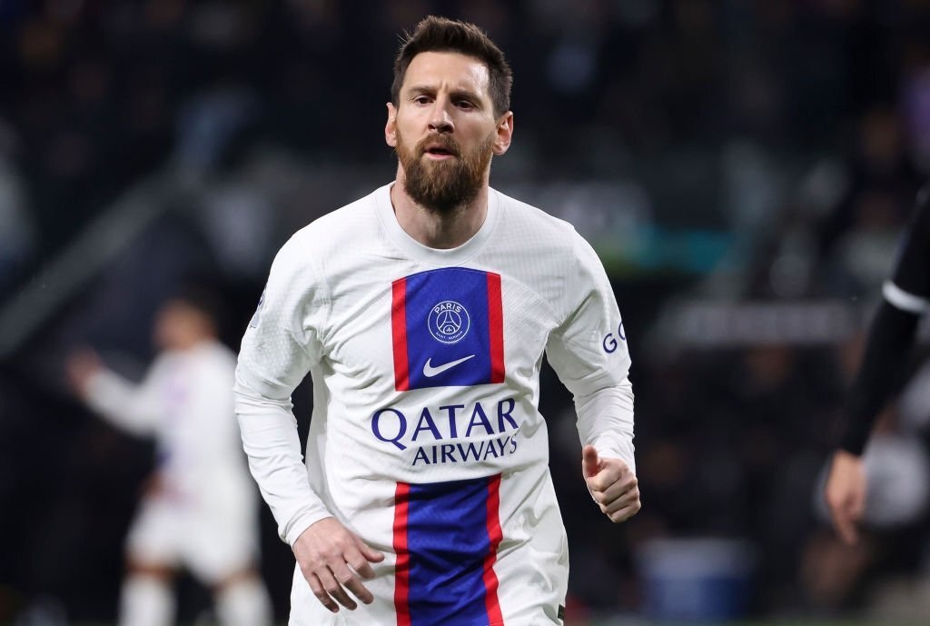 PSG bất ngờ treo giò Messi hai tuần - 1