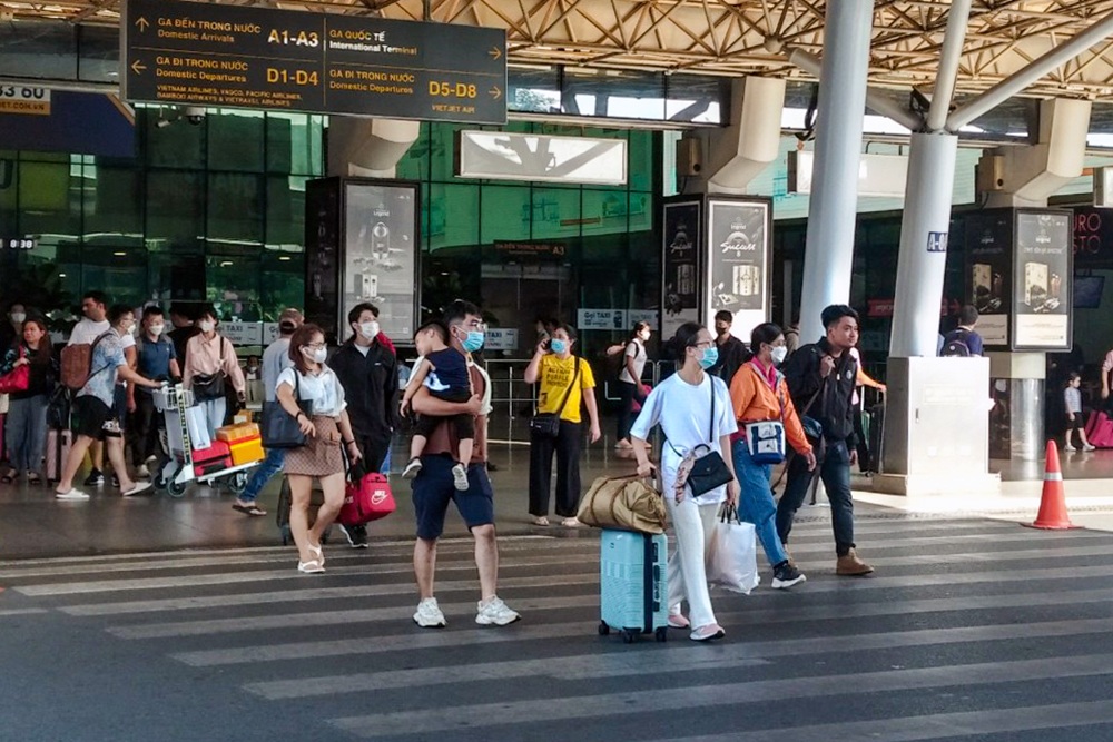 Khoảng 70.000 lượt khách hạ cánh xuống sân bay Tân Sơn Nhất trong ngày 3/5 - 1