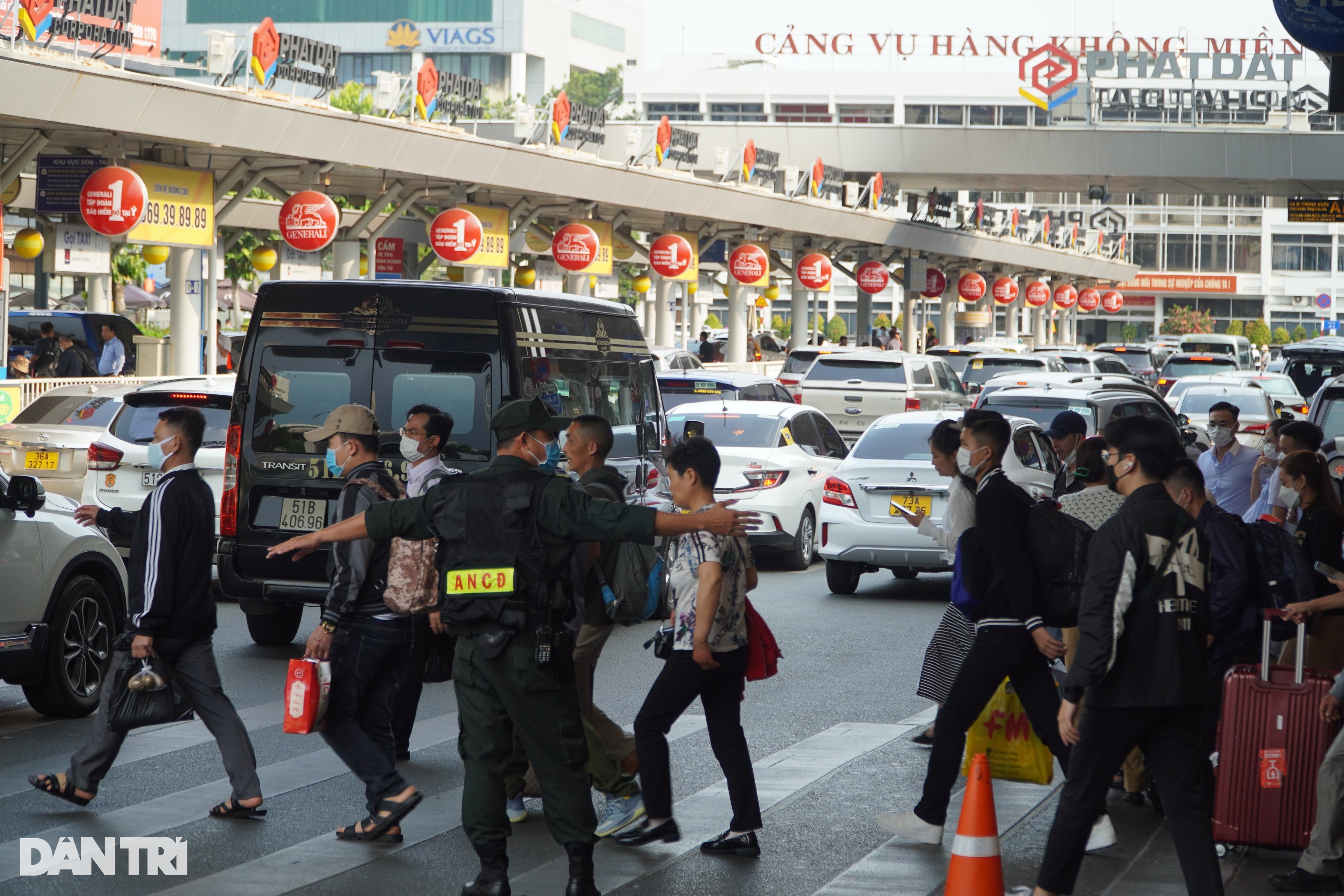 Khoảng 70.000 lượt khách hạ cánh xuống sân bay Tân Sơn Nhất trong ngày 3/5 - 2
