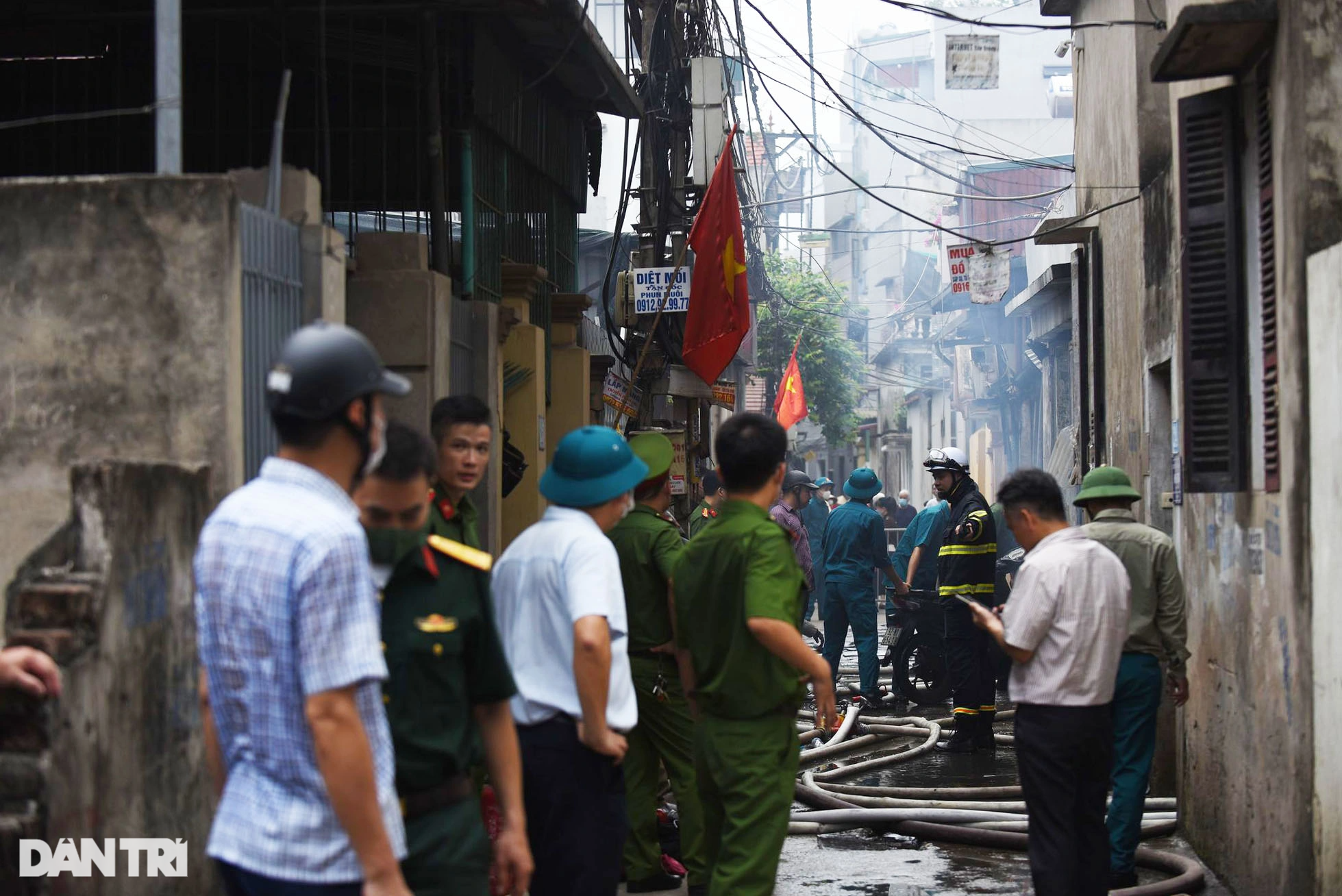 Cháy xưởng gỗ tại Hà Nội, lửa bốc cao lan sang nhà dân - 1