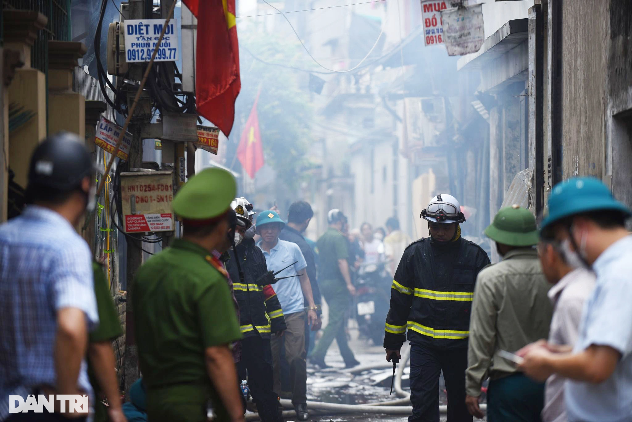 Cháy xưởng gỗ tại Hà Nội, lửa bốc cao lan sang nhà dân - 2