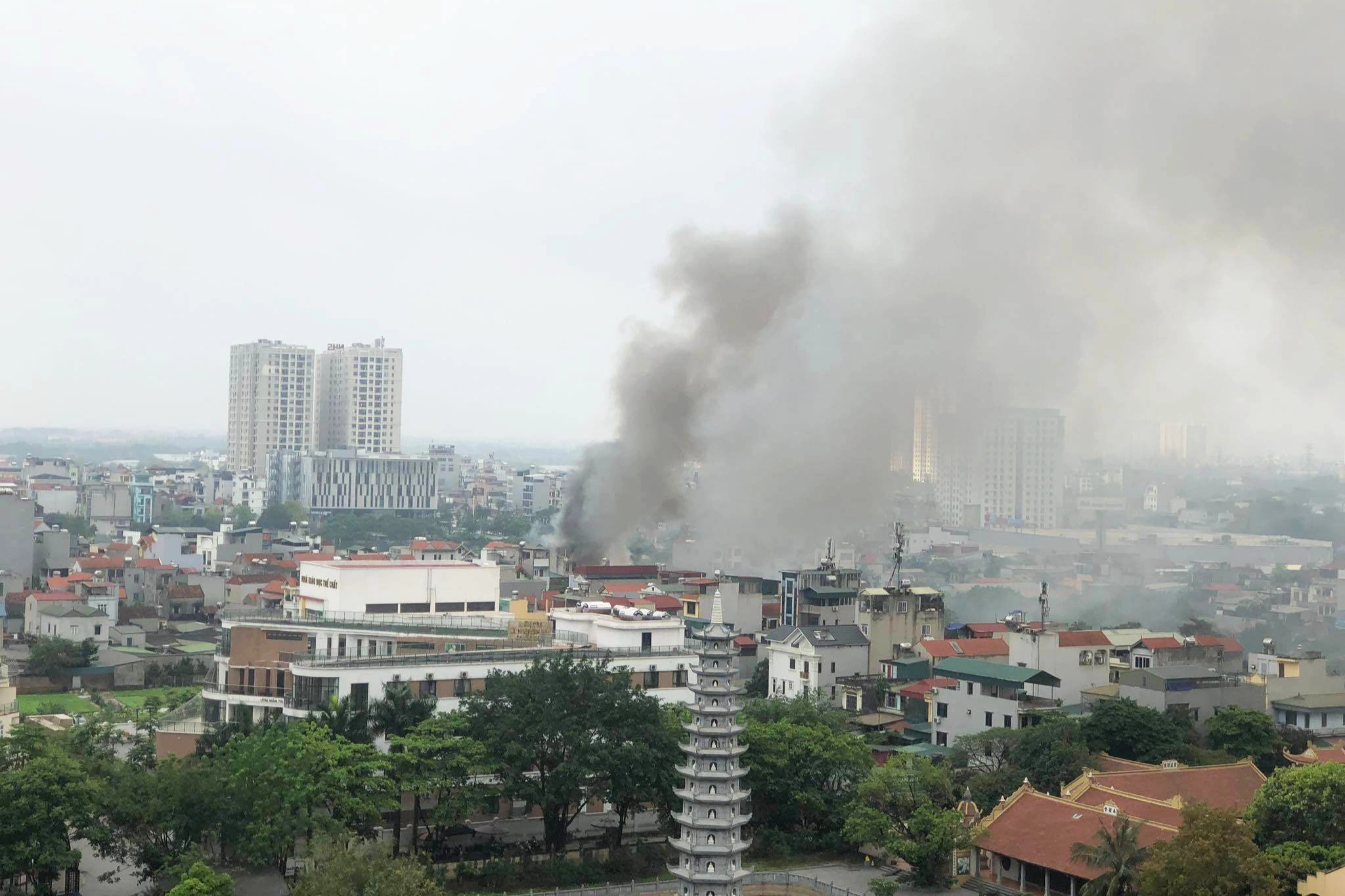 Cháy xưởng gỗ tại Hà Nội, lửa bốc cao lan sang nhà dân - 3