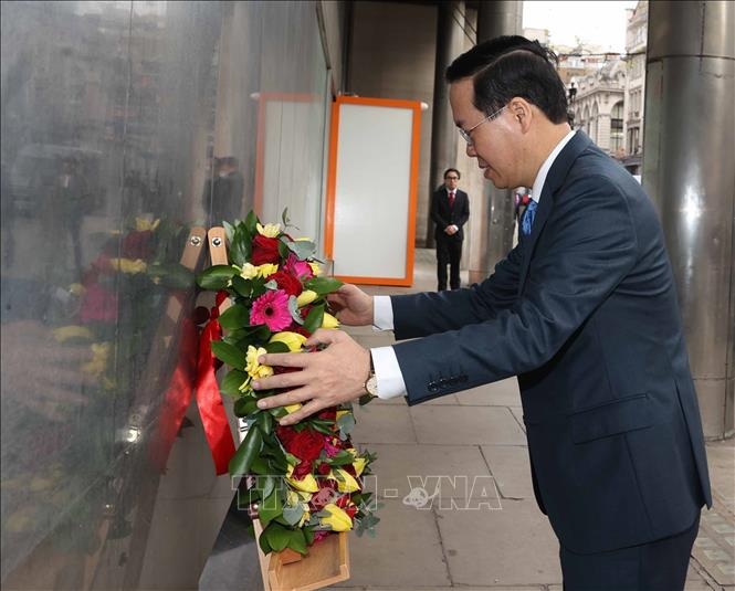 Chủ tịch nước Võ Văn Thưởng đặt hoa tại Biển tưởng niệm Bác Hồ tại London - 1