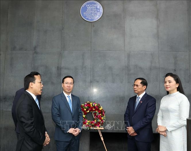 Chủ tịch nước Võ Văn Thưởng đặt hoa tại Biển tưởng niệm Bác Hồ tại London - 2