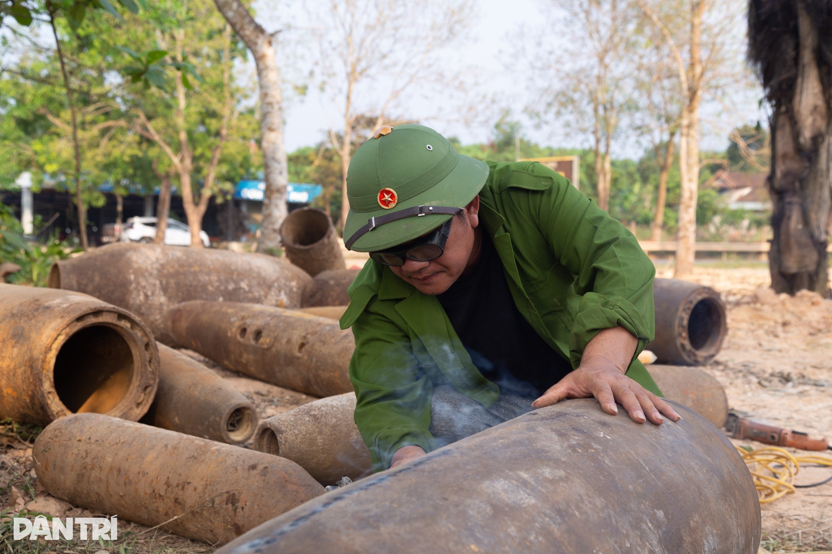 View - Người đàn ông mất 6 thân nhân, làm căn nhà đặc biệt bên nghĩa trang liệt sĩ | Báo Dân trí