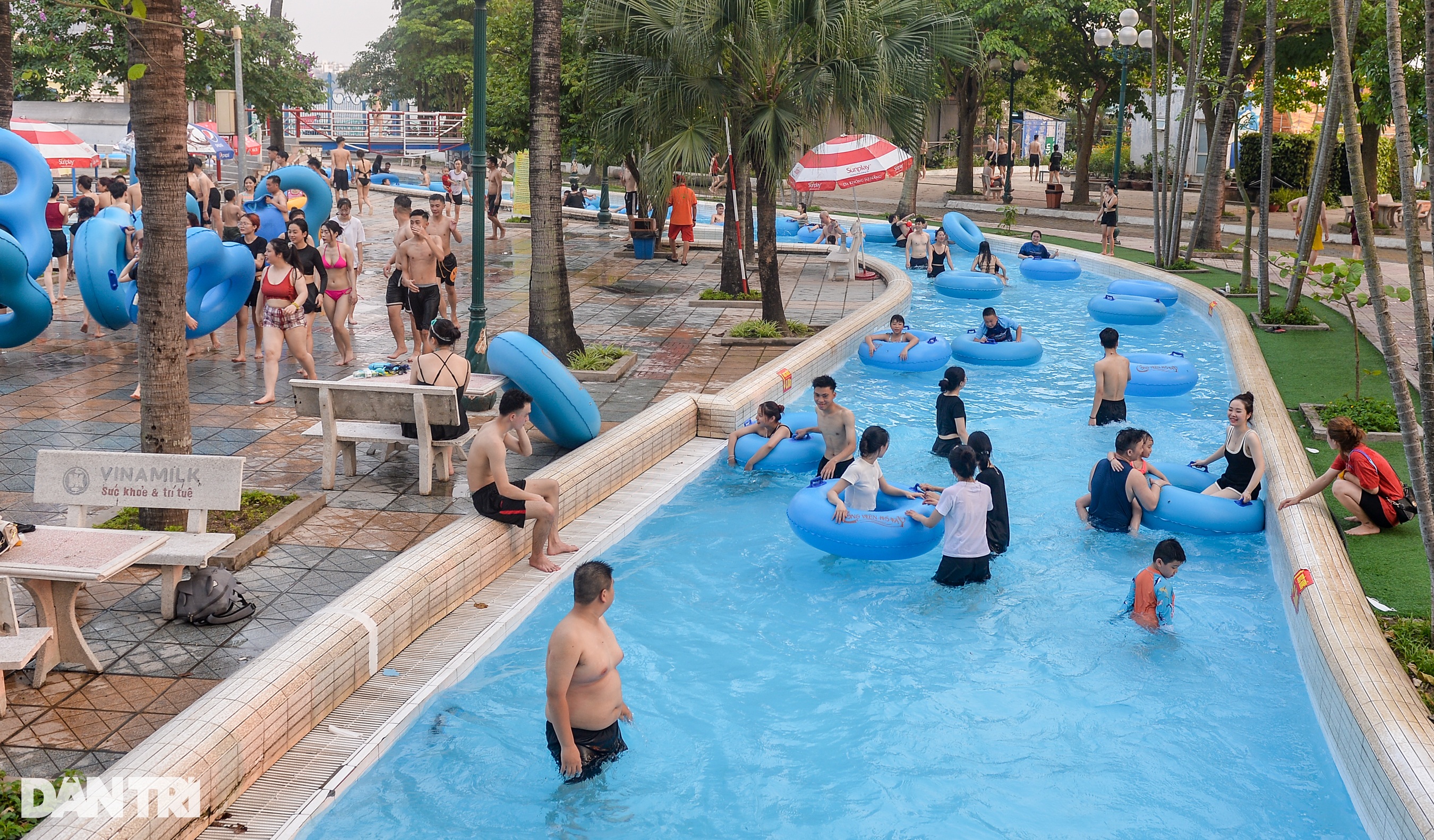 Biển người đổ về công viên nước trong ngày Hà Nội nắng nóng đỉnh điểm - 2