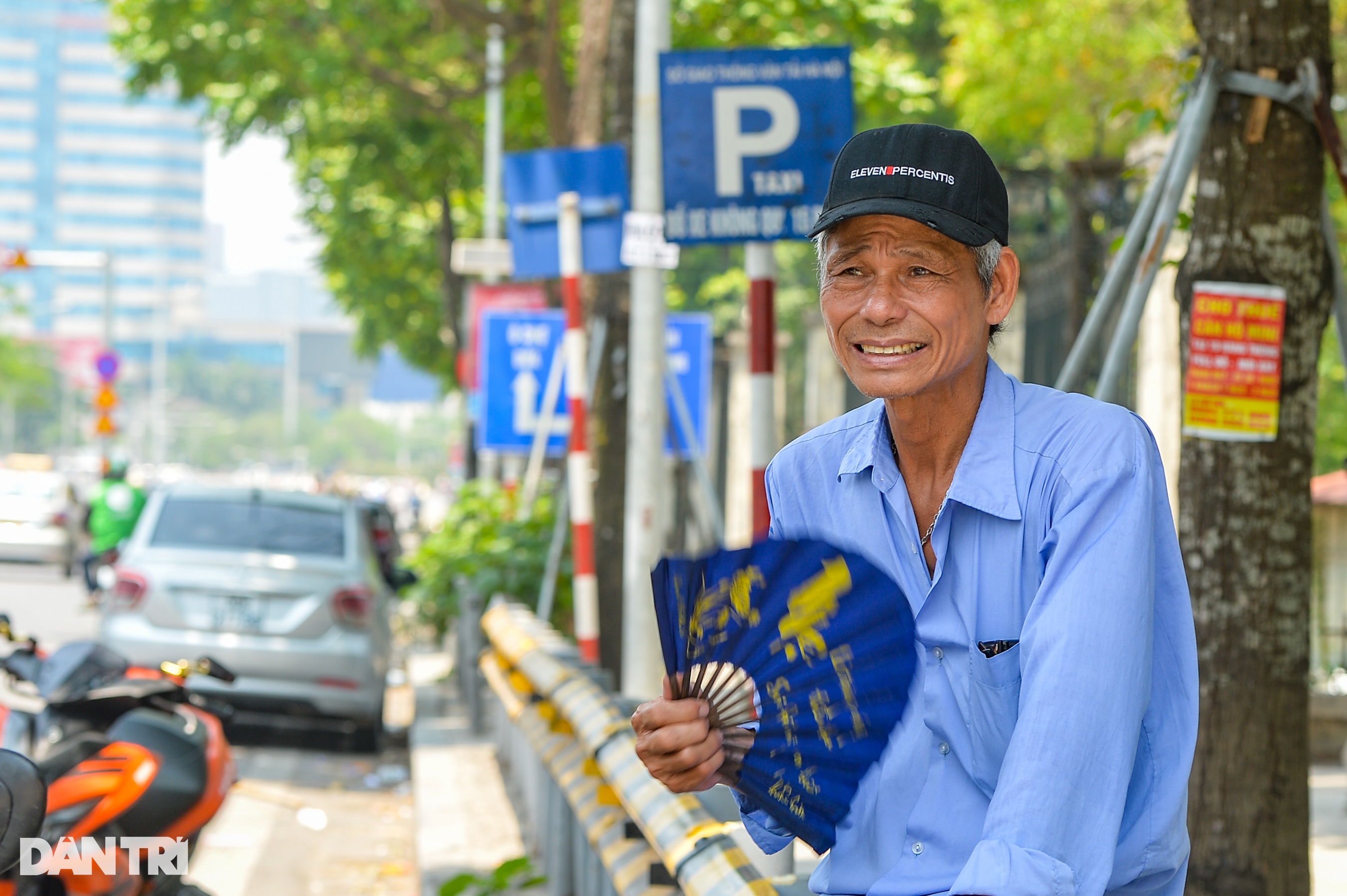 Người lao động mướt mồ hôi mưu sinh dưới cái nắng như rang ở Hà Nội - 3