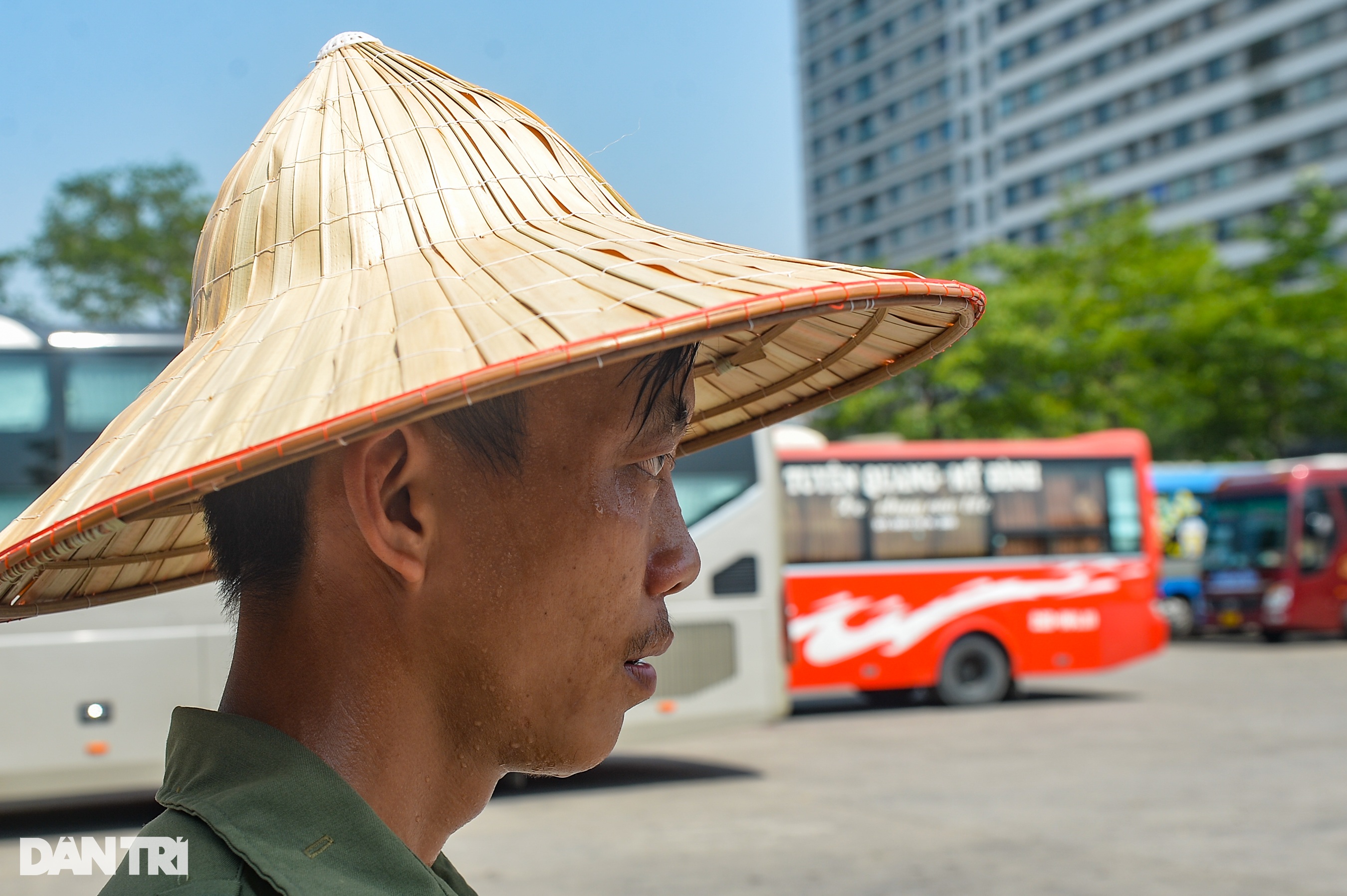Người lao động mướt mồ hôi mưu sinh dưới cái nắng như rang ở Hà Nội - 8 Người lao động mướt mồ hôi mưu sinh dưới cái nắng như rang ở Hà Nội - 8